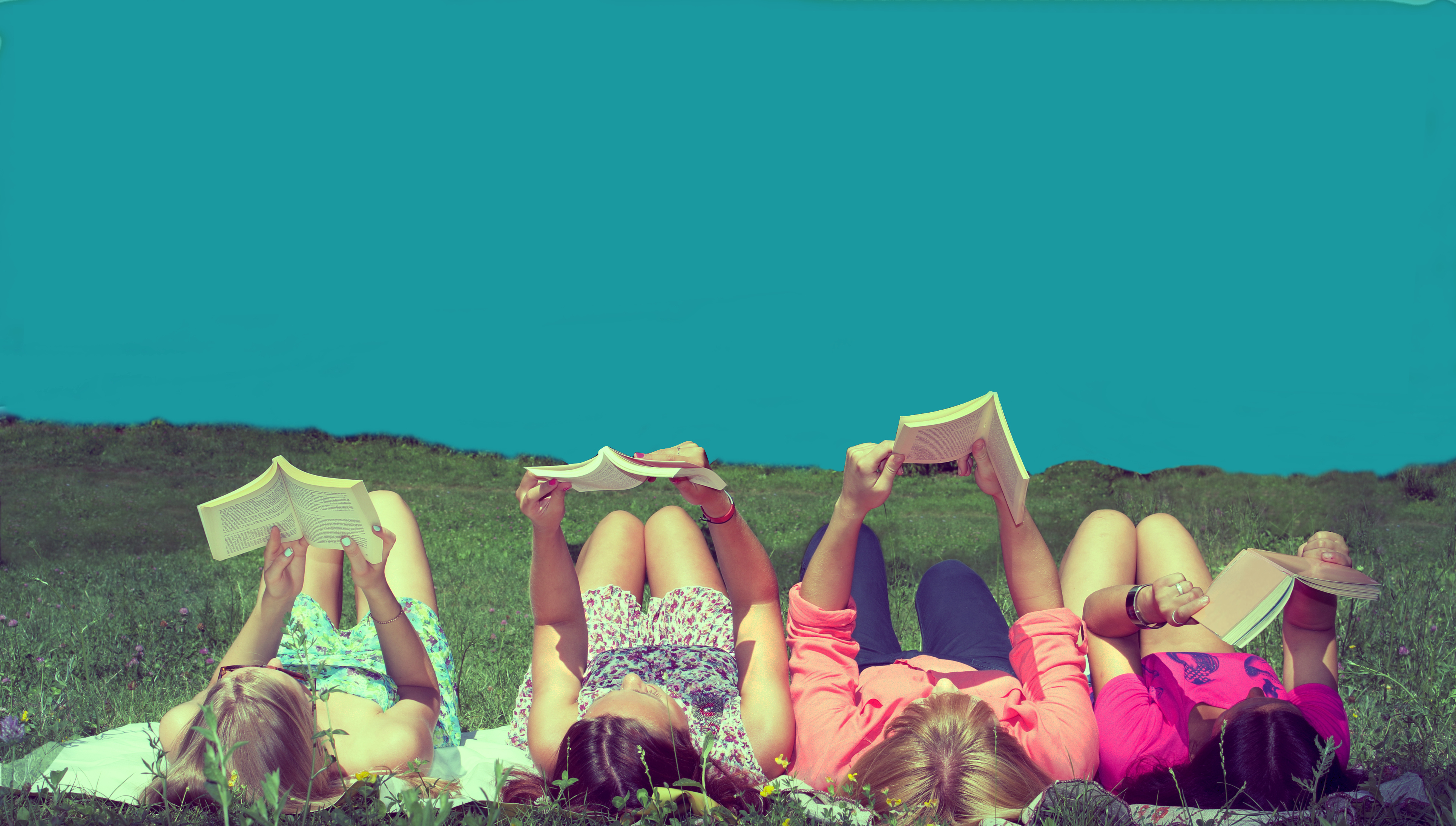A pesar de que son cada vez más los que prefieren lo online, aún existen fanáticos que apuestan al libro en formato de papel (Shutterstock)