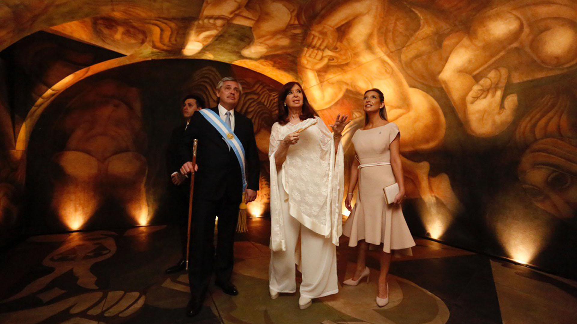 El presidente Alberto Fernandez, junto a su vice Cristina Kirchner y la primera dama Fabiola Yañez en el Museo del Bicentenario