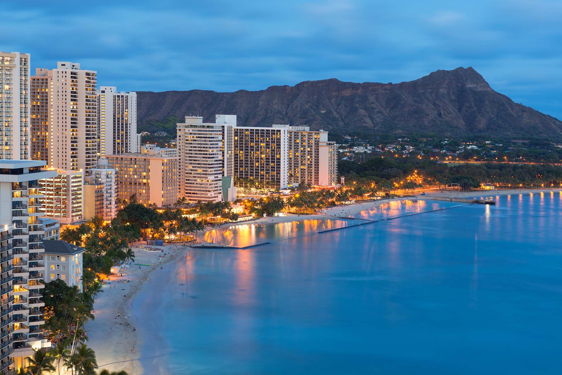 Oahu es la más visitada de las islas de Hawái: Honolulu, Waikiki Beach y North Shore, con sus olas de surf de renombre mundial y sus vendedores de camarones con ajo. El clima en Oahu no cambia mucho durante todo el año, y la isla solo tiene dos estaciones (invierno y verano). En general, Oahu suele ser mucho más seco en el lado oeste de la isla (el lado de sotavento) que en el lado este (el lado de barlovento), por lo que encontrará la mayor parte del paisaje más verde a lo largo de las áreas costeras al este