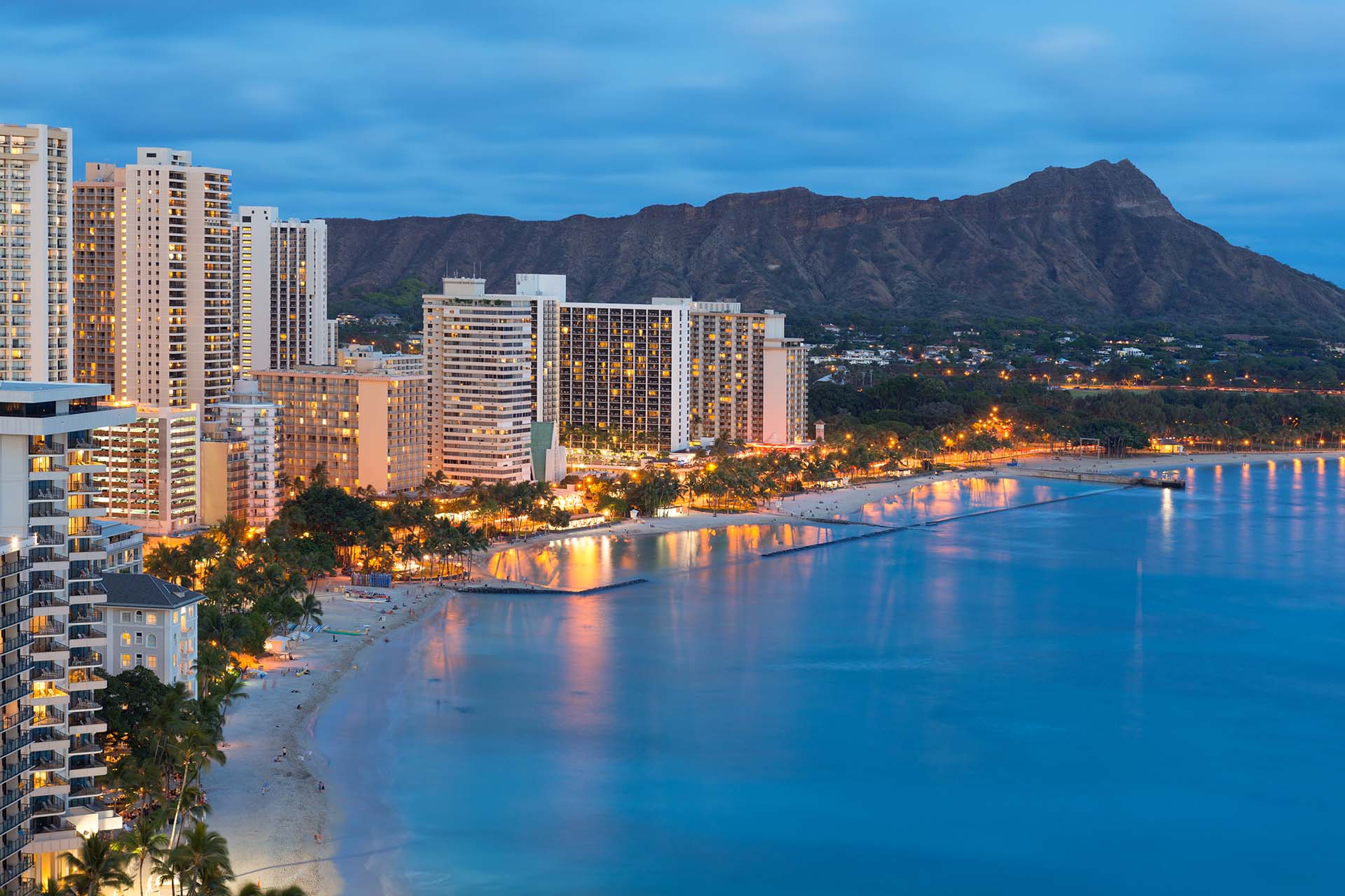 Oahu es la más visitada de las islas de Hawái: Honolulu, Waikiki Beach y North Shore, con sus olas de surf de renombre mundial y sus vendedores de camarones con ajo. El clima en Oahu no cambia mucho durante todo el año, y la isla solo tiene dos estaciones (invierno y verano). En general, Oahu suele ser mucho más seco en el lado oeste de la isla (el lado de sotavento) que en el lado este (el lado de barlovento), por lo que encontrará la mayor parte del paisaje más verde a lo largo de las áreas costeras al este