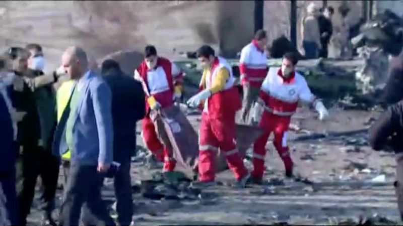 Equipos de emergencia trabajan entre los restos del vuelo PS752 de Ukraine International Airlines, un avión Boeing 737-800 que se estrelló después de despegar del aeropuerto Imam Khomeini de Teherán. Iran Press/Handout via REUTERS.
