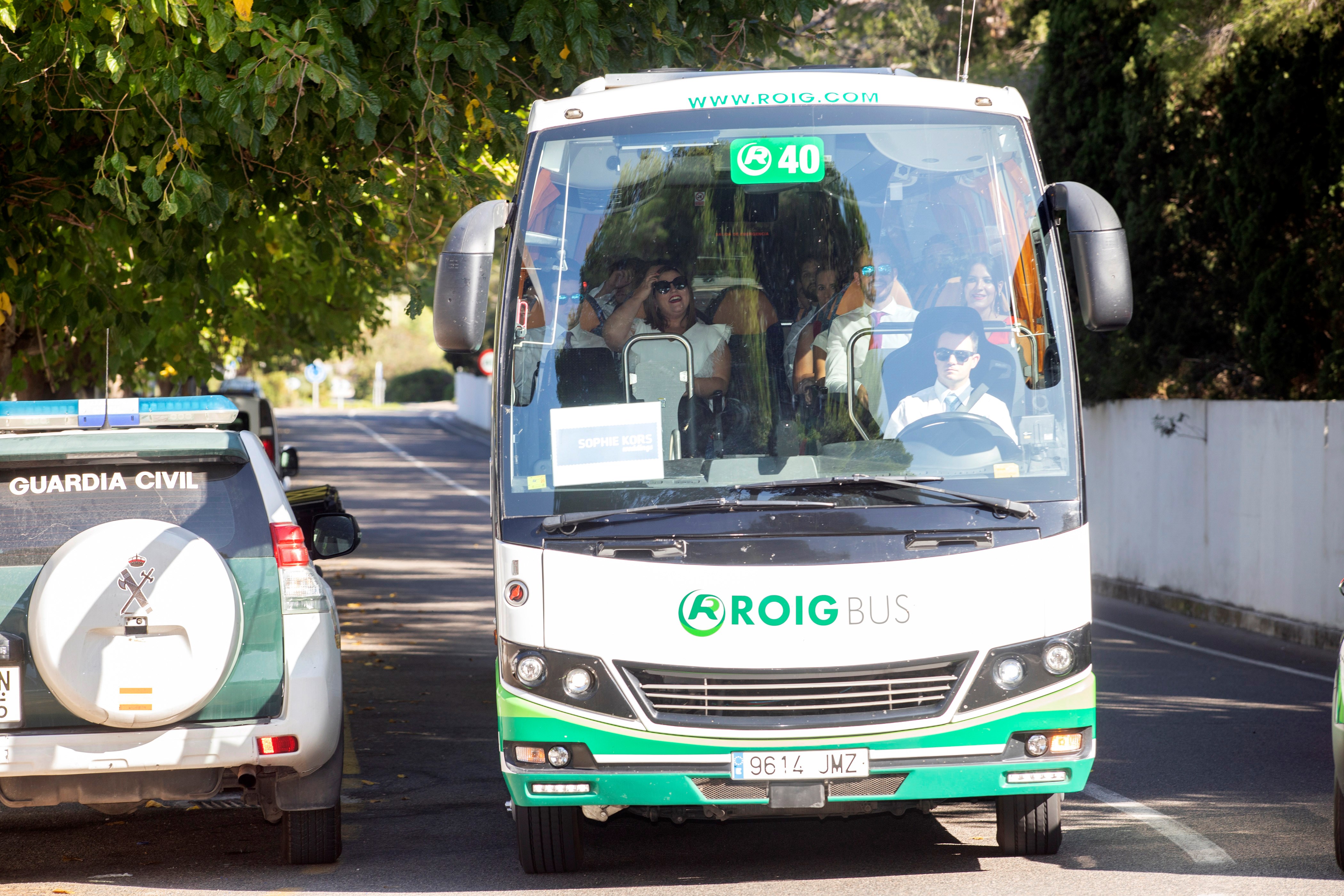 Llegada de los autobuses con invitados a la boda de Rafa Nadal y Mery Perelló, a sa Fortalesa, la finca situada en la península de Punta Avançada, en Pollença EFE/ Lliteres