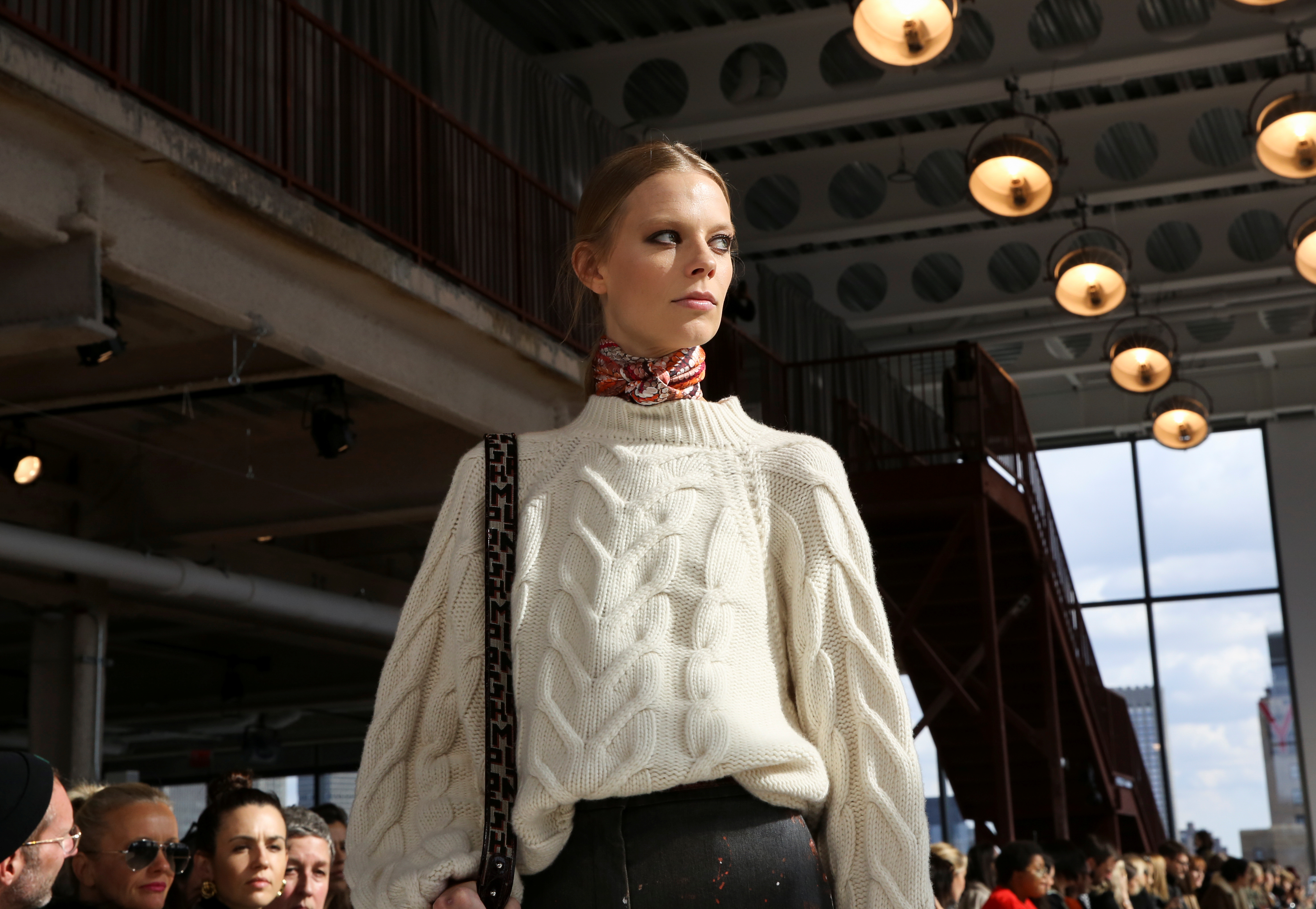 Los tejidos fueron protagonistas en la pasarela de Longchamp en una de las primeras jornadas del New York Fashion Week. Lexi Boling, es una de las modelos que es cara de la firma francesa