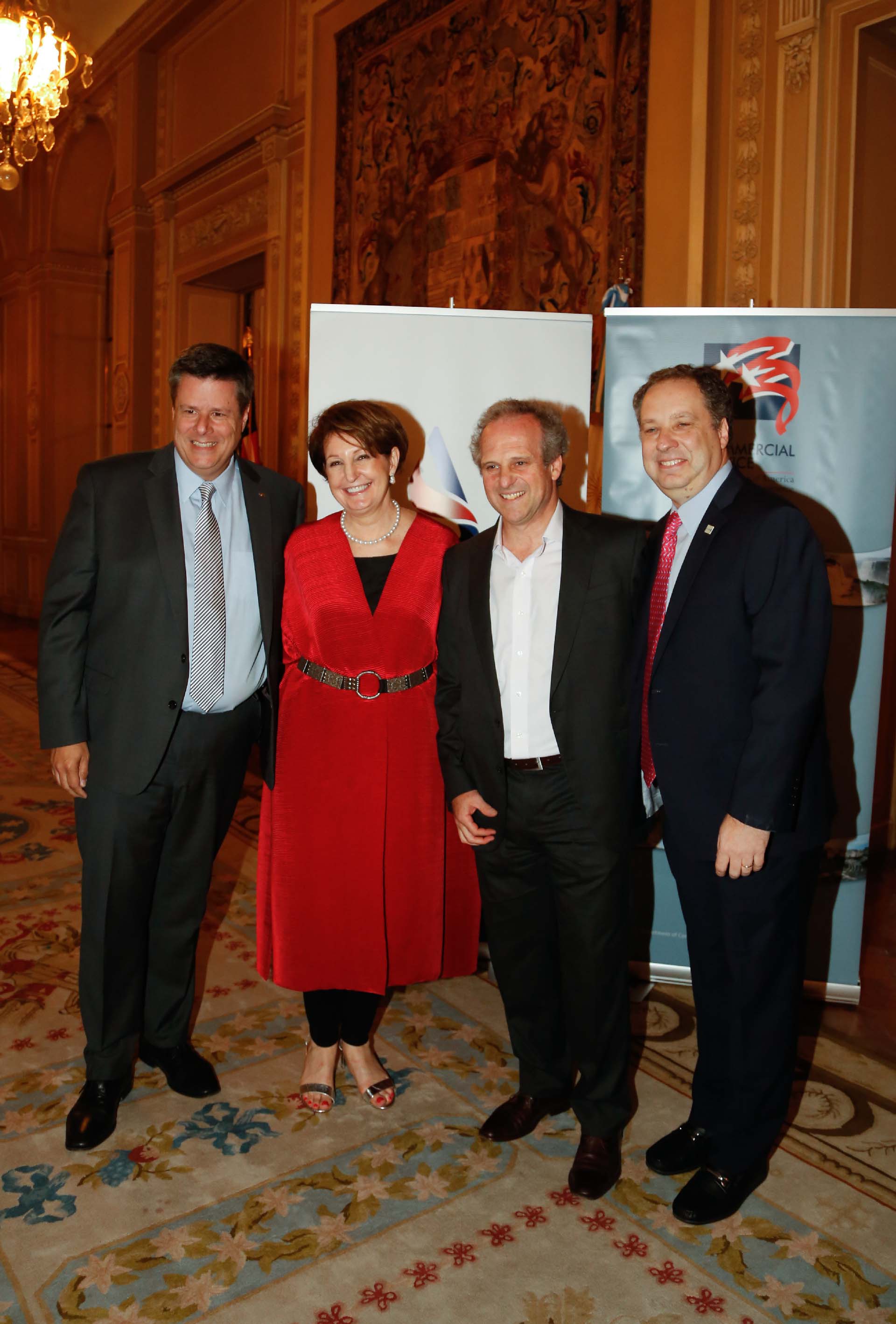 Federico Ovejero, vicepresidente de General Motors Argentina; MaryKay Carlson, Roberto Alexander y Christoff Poppe, director de Alianzas de United Airlines Argentina