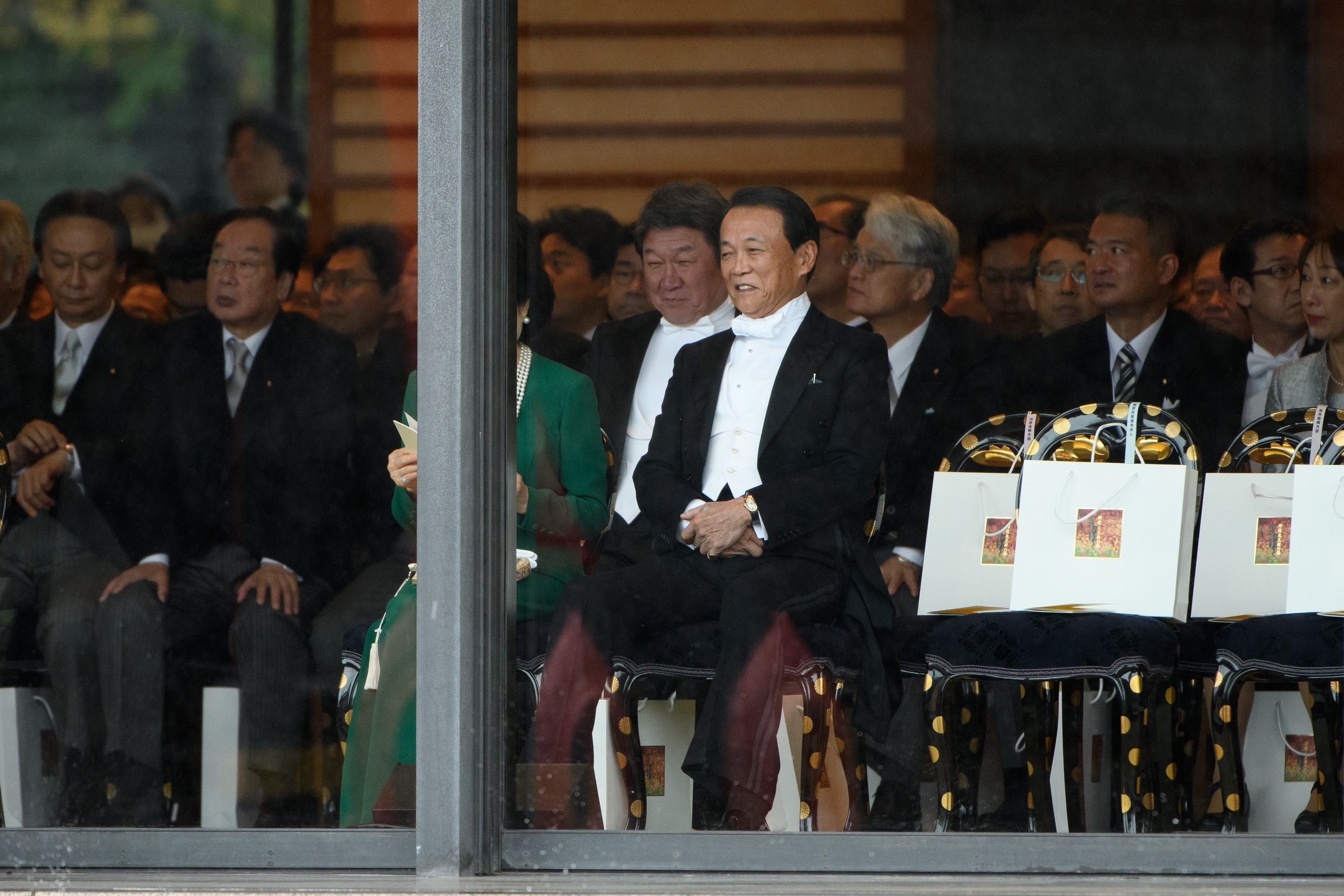 El ministro de finanzas de Japón, Taro Aso (centro), en la ceremonia de entronización del emperador japonés Naruhito (AFP)