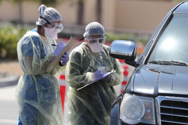 Personal de un hospital realiza chequeos por COVID-19, la enfermedad provocada por el coronavirus, a automovilistas en Indian Wells, California, EEUU, Marzo 26, 2020. REUTERS/Lucy Nicholson