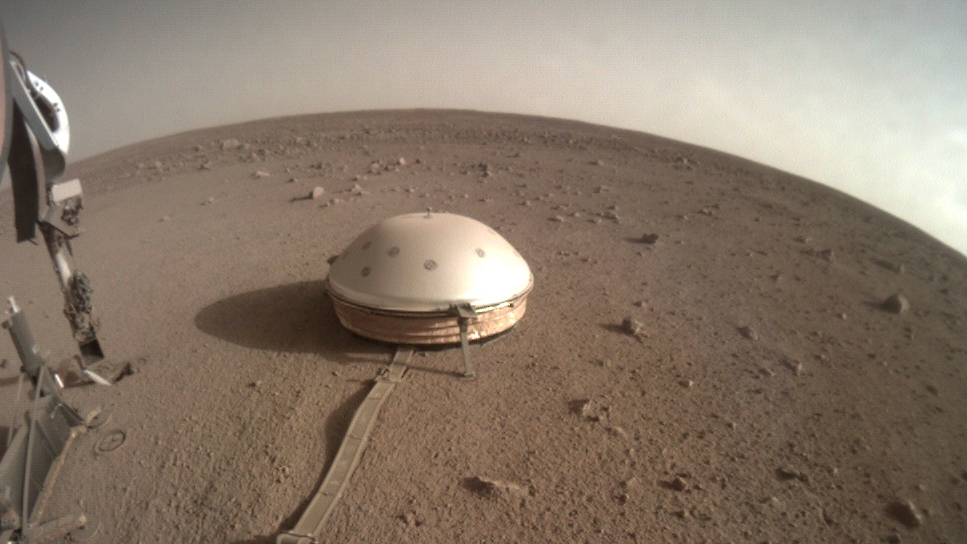 El sismógrafo de la nave InSight de la NASA es la última misión que descendió al planeta rojo. (NASA/JPL-Caltech via AP)