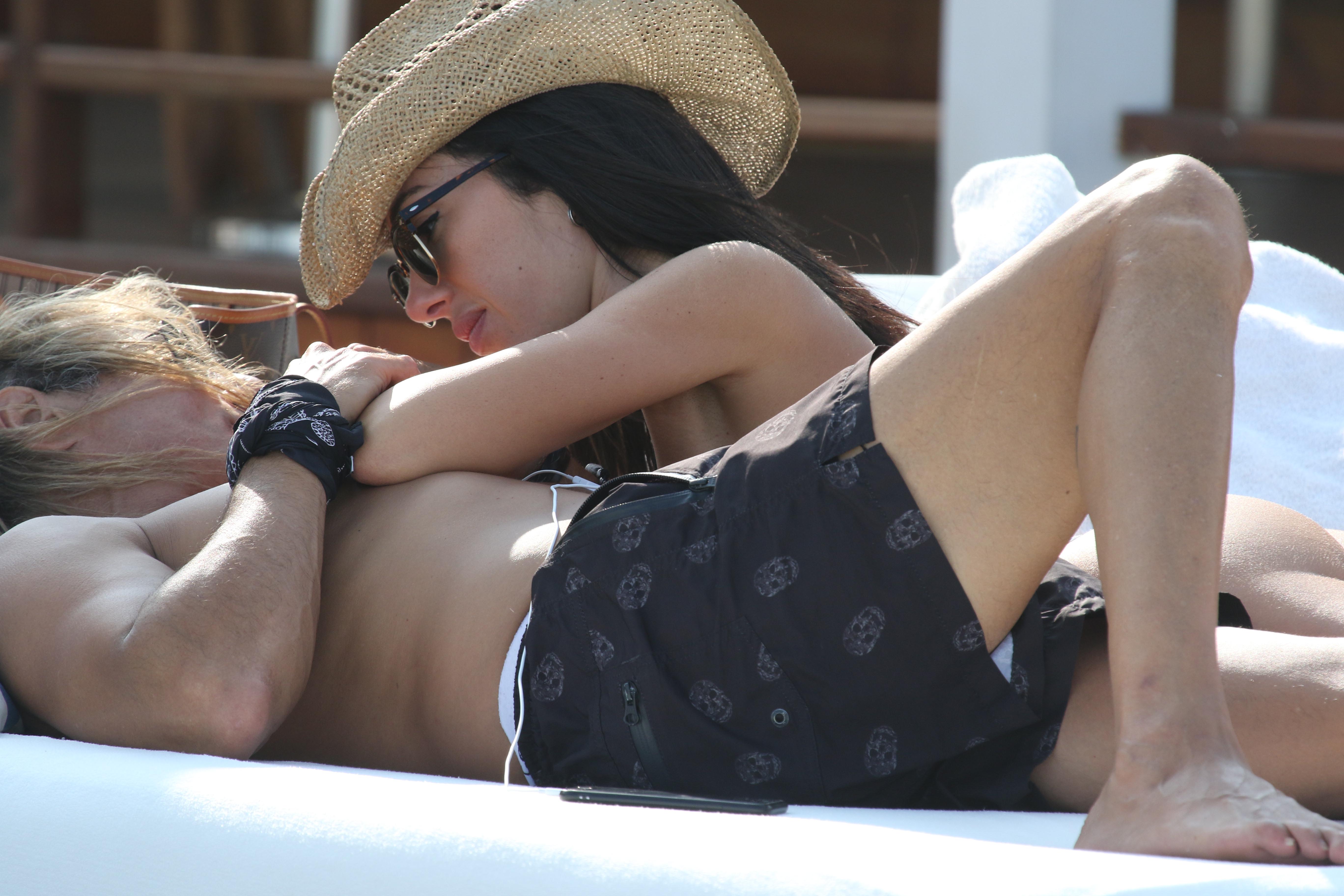 La pareja eligió el parador Bagatelle, en Manantiales para disfrutar de una tarde de playa y sol