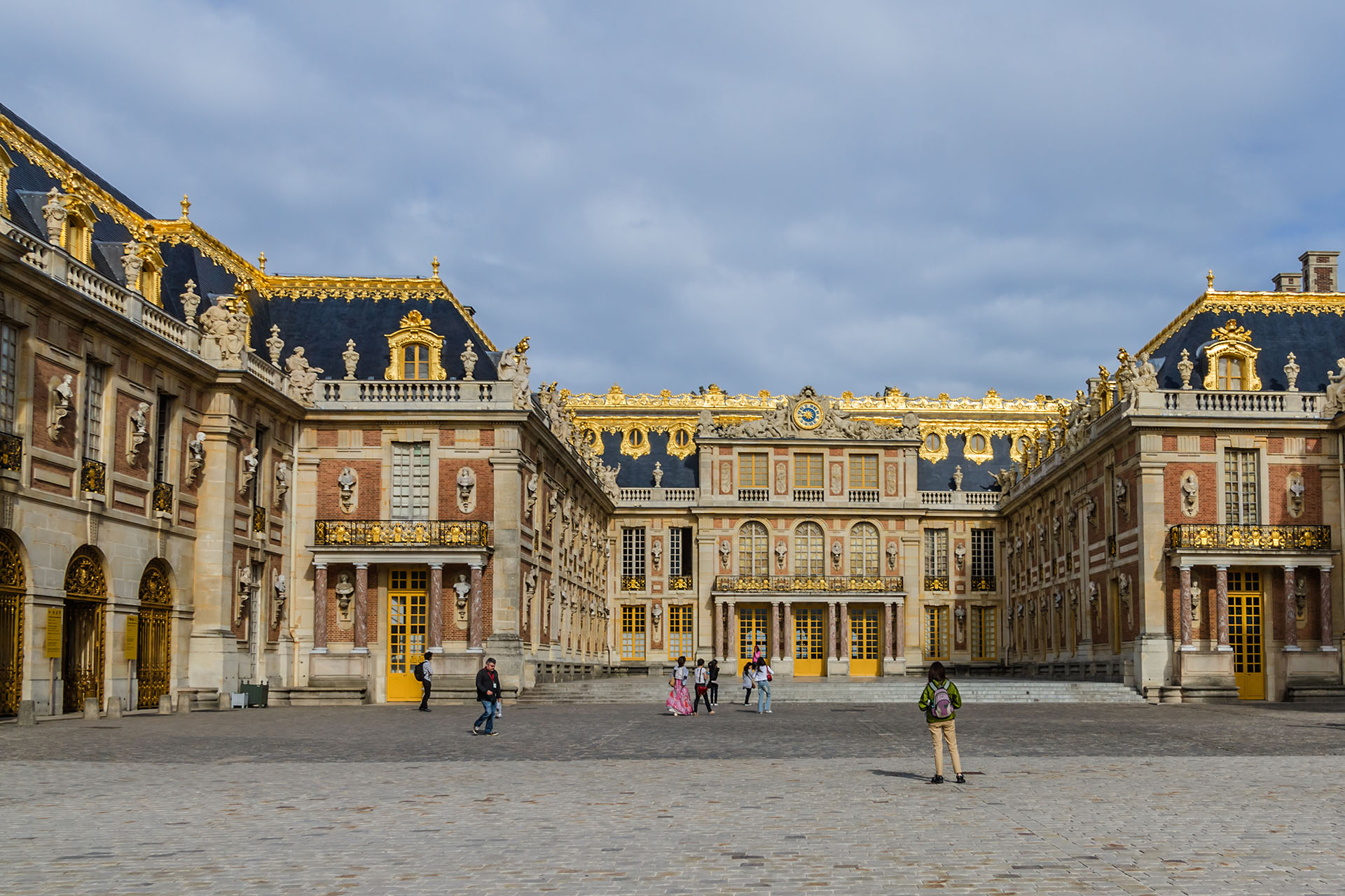 Con una imponente arquitectura y más de 800 hectáreas de jardines, el Palacio de Versalles respira historia y cultura. Es uno de los puntos turísticos más visitados de Francia