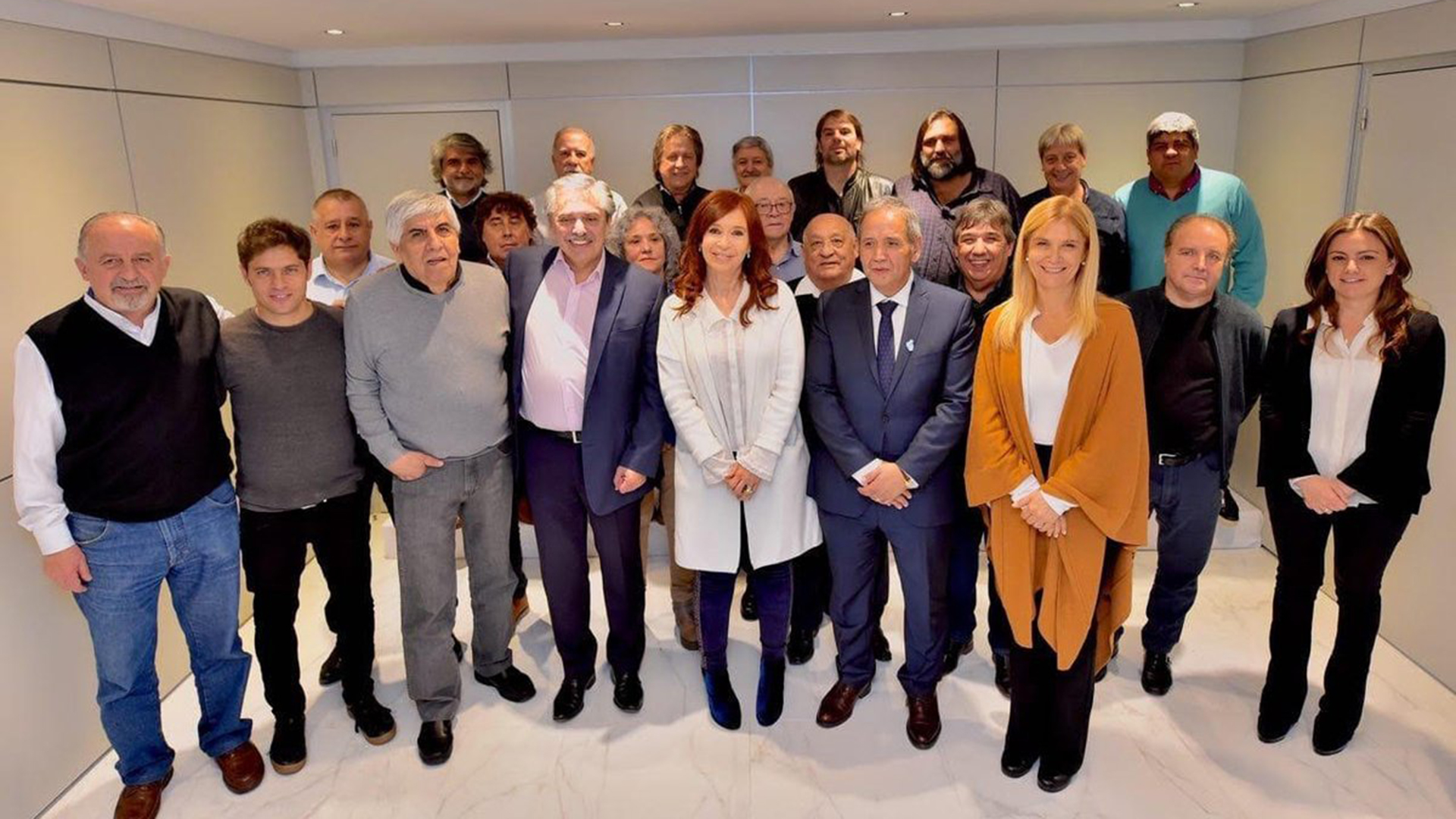 Cristina, Alberto, Kicillof y Magario, en tertulia con sindicalistas. Palazzo, junto a CFK, de azul