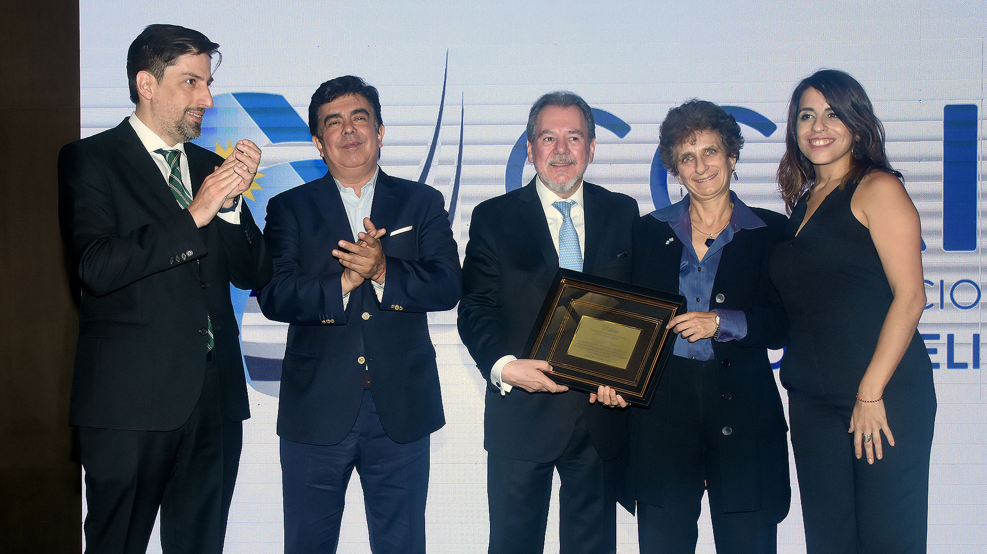 La embajadora de Israel, Galit Ronen, recibió una placa de reconocimiento de manos de Mario Montoto. En la foto, junto a Nicolás Trotta, Fernando Espinoza y Victoria Donda
