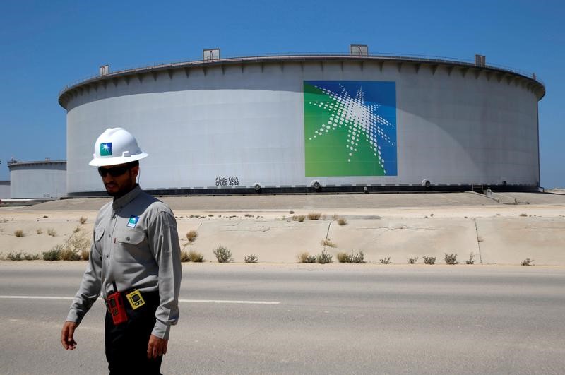 FOTO DE ARCHIVO. Un trabajador de Saudi Aramco camina cerca de un tanque de petróleo, en la refinería Ras Tanura, en Arabia Saudita. 21 de mayo de 2018. REUTERS/Ahmed Jadallah.