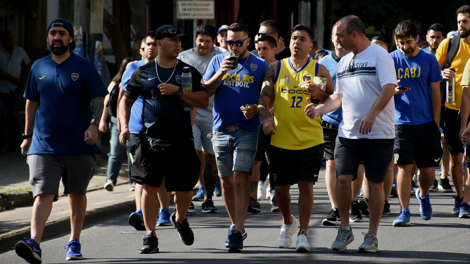 Las zonas aledañas a la Bombonera se tiñeron de azul y oro como un día de partido