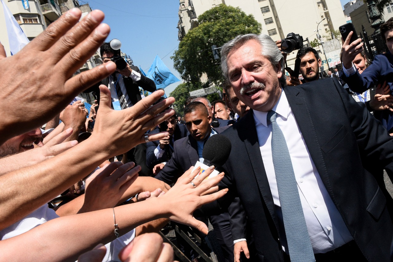 Alberto Fernández saluda a los militantes que siguieron su discurso desde la calle