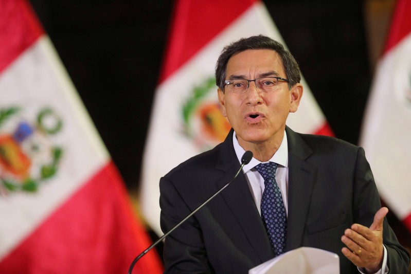 Foto de Archivo: El presidente de Perú, Martin Vizcarra, se dirige a la nación mientras anuncia la disolución del Congreso, en el palacio de gobierno en Lima, Perú, el 30 de septiembre de 2019. Presidencia de Perú/vía Reuters