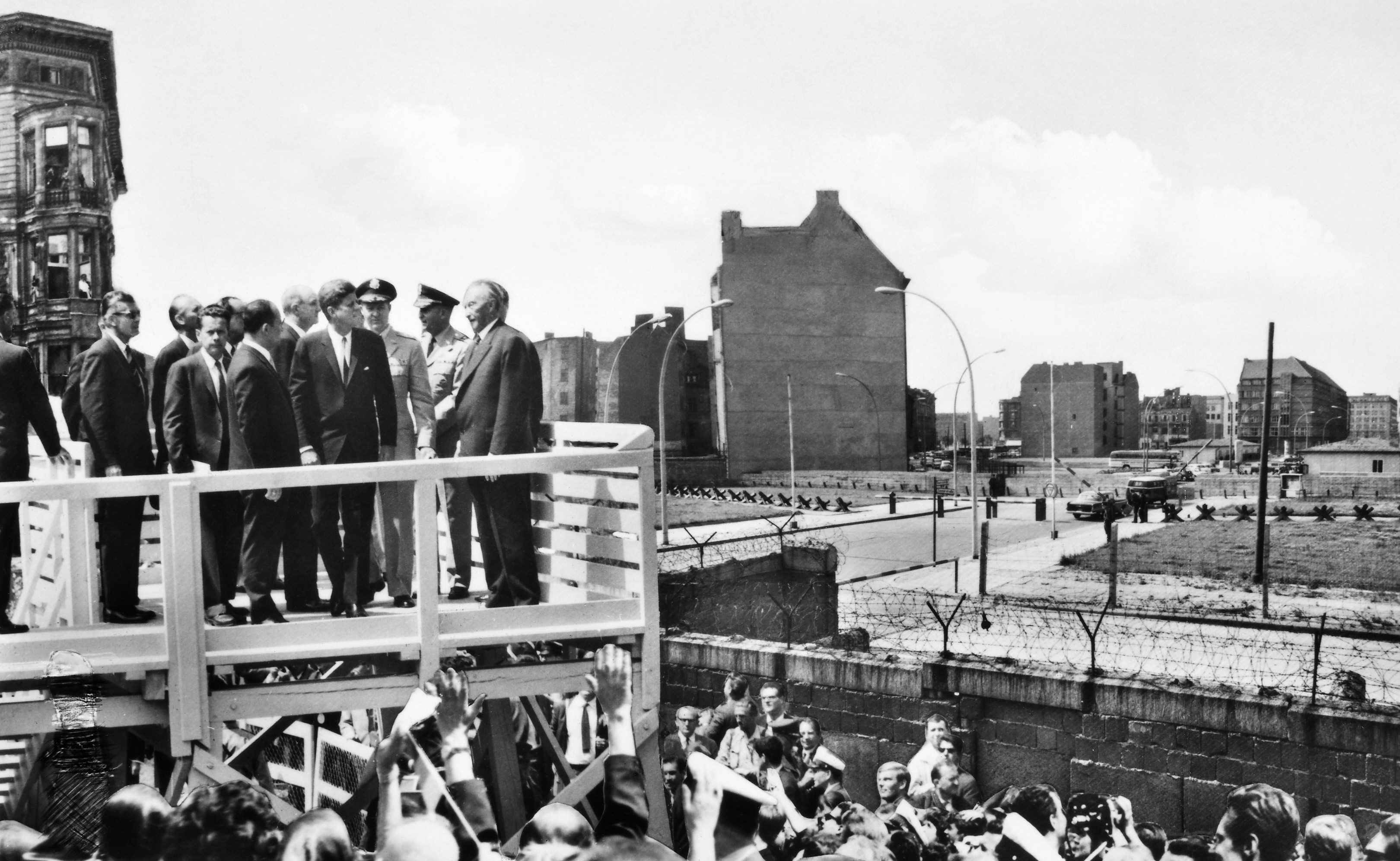 John F. Kennedy junto al muro antes de pronunciar su histórico discurso