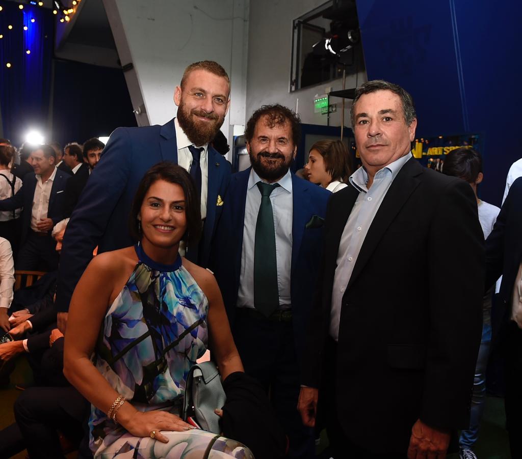 El Tano Daniele De Rossi fue uno de los más buscados por los hinchas que estuvieron presentes en la Cena Anual Solidaria de Boca (@BocaJrsOficial)