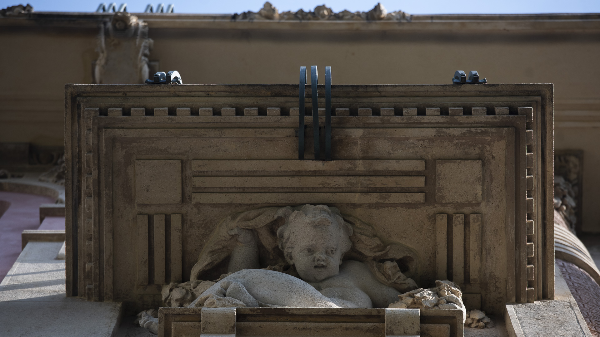 Este edificio era una casa de renta. Las dos entradas principales comparten un palier con 4 esculturas femeninas y la medianera está calada, de modo tal que se pueden ver las figuras de un palier a otro