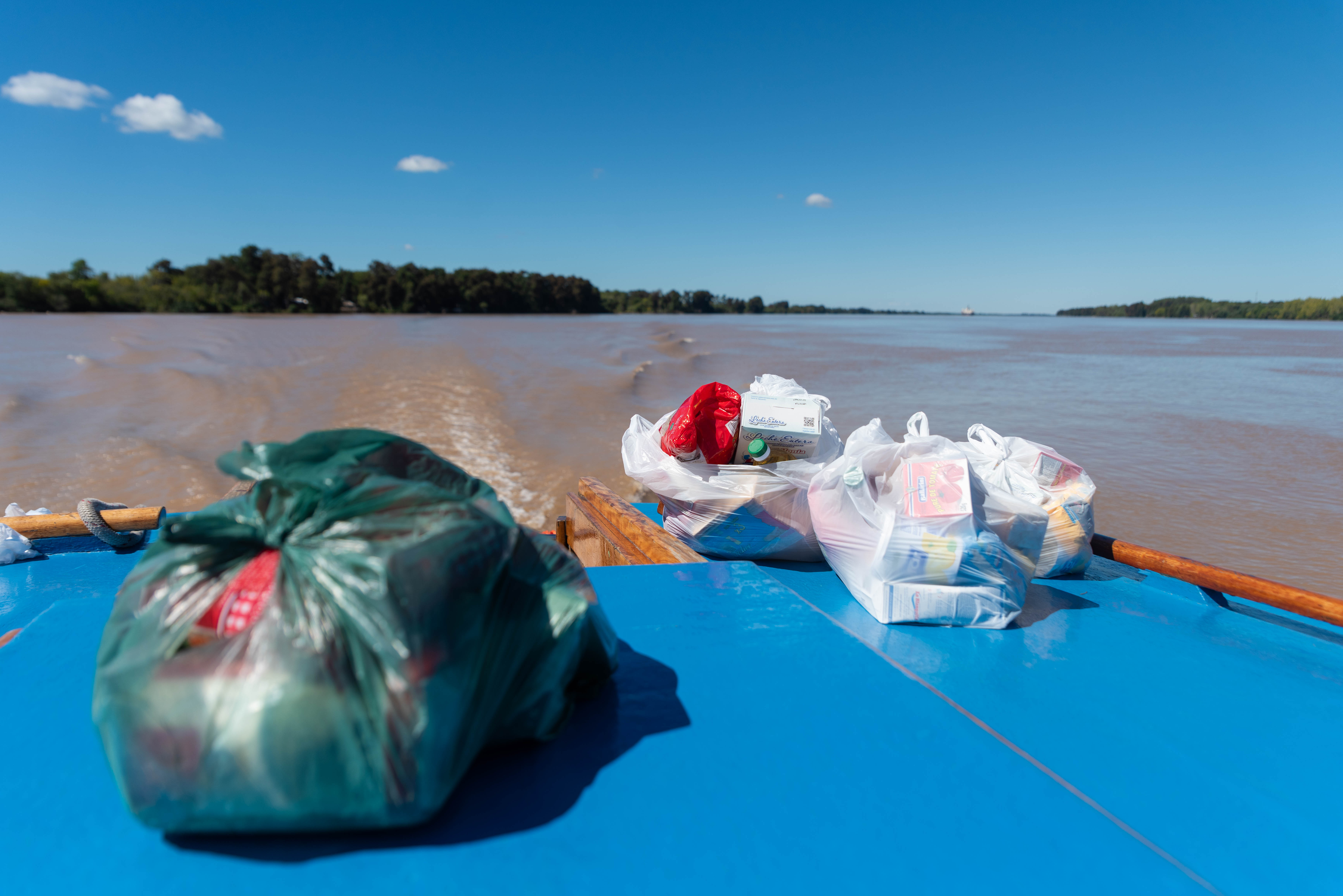 Los últimos kits a repartir fueron entregados al final del recorrido en el Río Paraná. (Foto: Franco Fafasuli)