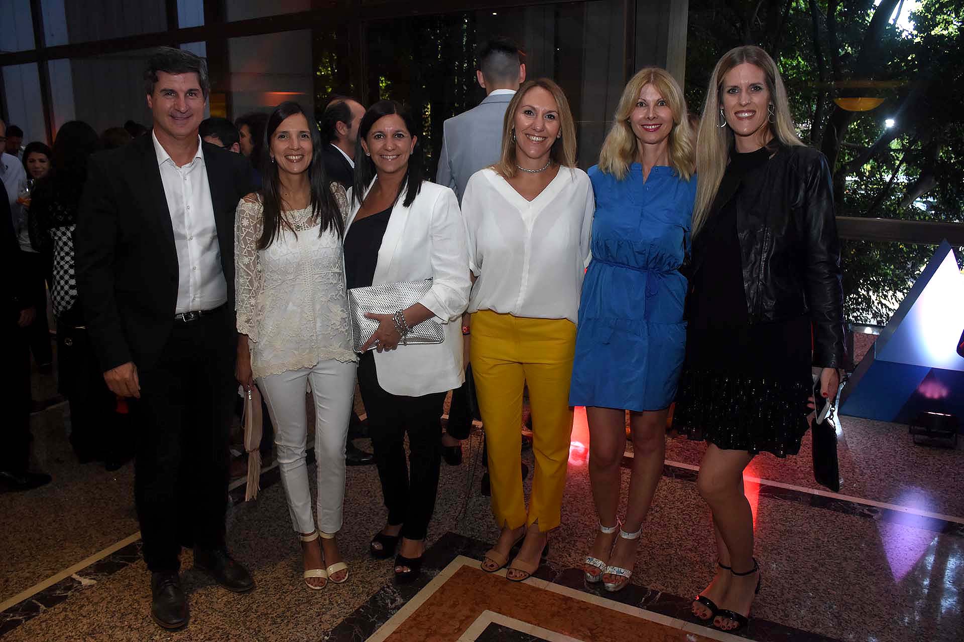 El equipo de Naranja disfrutando del cóctel previo a la revelación de los ganadores