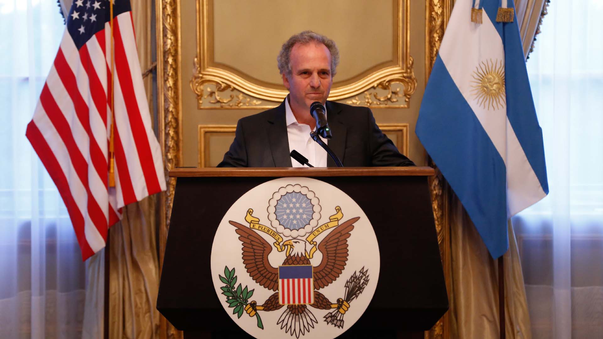 Roberto Alexander, presidente de la AmCham Argentina (general manager de IBM en la Argentina). El espíritu del evento giró alrededor de la celebración de la renovación de la democracia y del compromiso de AmCham con la articulación de las fuerzas políticas, para seguir fortaleciendo la institucionalidad de la Argentina