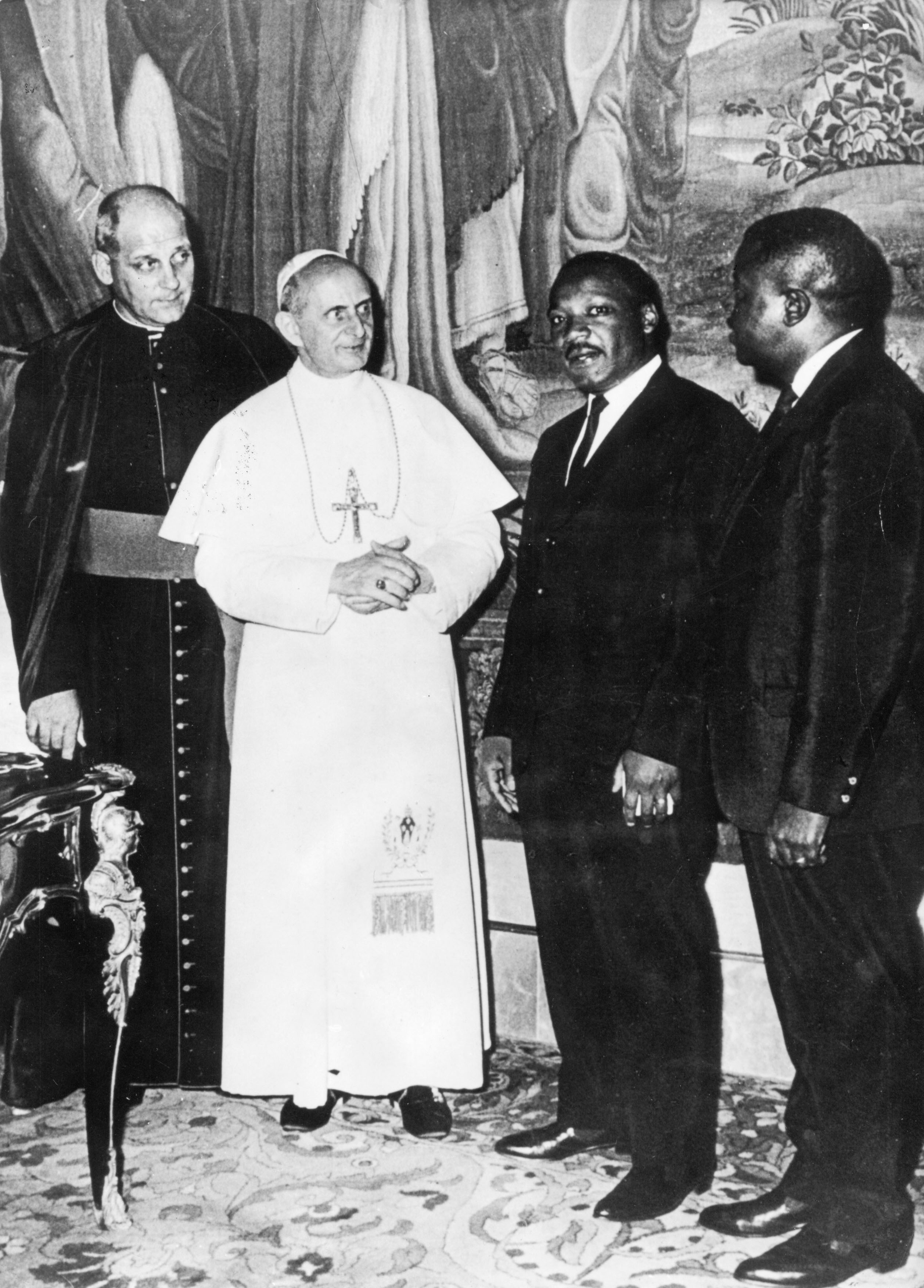 Una foto histórica donde puede verse a Paul Marcinkus detrás del Papa Pablo VI, en una visita hecha a Ciudad del Vaticano por Martin Luther King en los años 60 (Shutterstock)