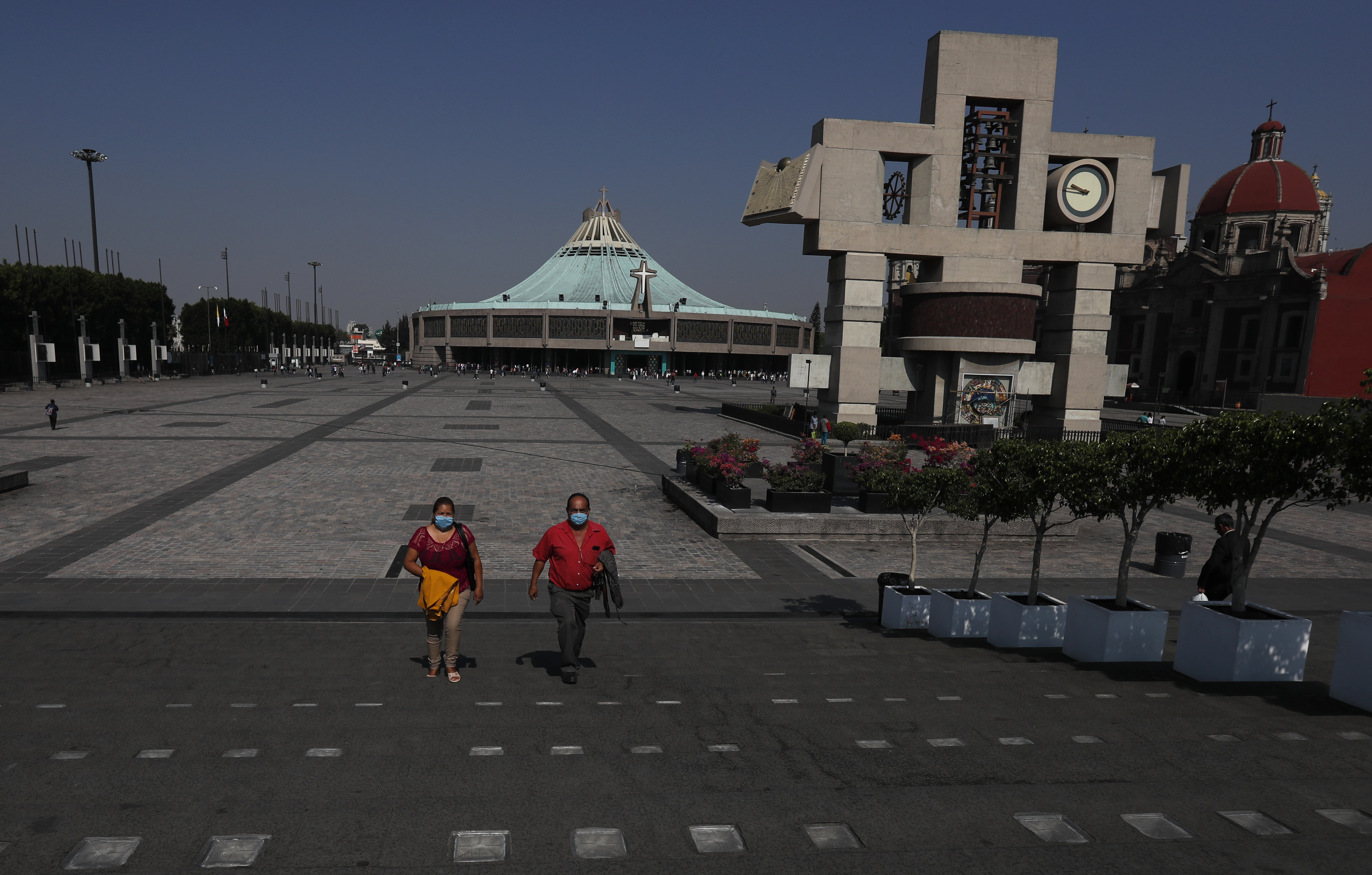 Los peregrinos salen de la Basílica de Guadalupe en la Ciudad de México, el domingo 22 de marzo de 2020.