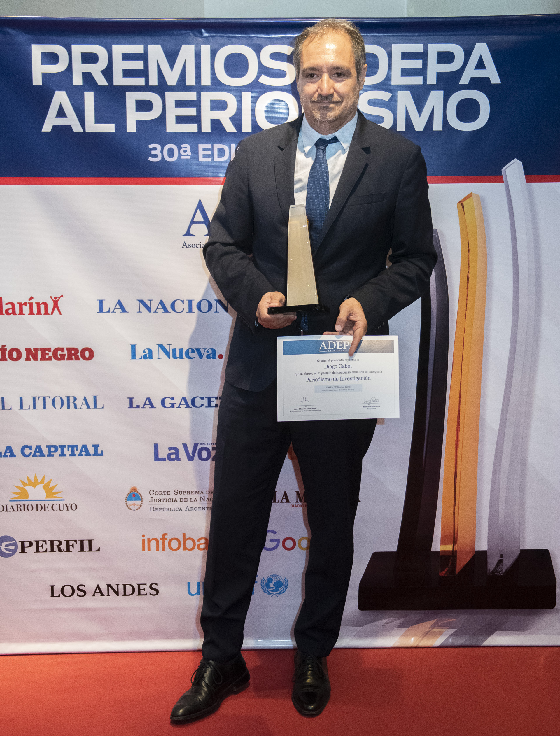 Diego Cabot, (La Nación) y el premio en la categoria Periodismo de Investigación. La Mención Especial fue para Germán Hergenrether (El Ciudadano Cañuelense, Cañuelas)