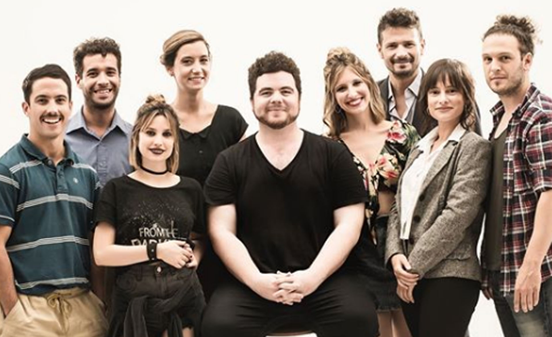 Gastón Cocchiarale y el elenco de Esto es tan sólo la mitad de todo aquello que me contaste