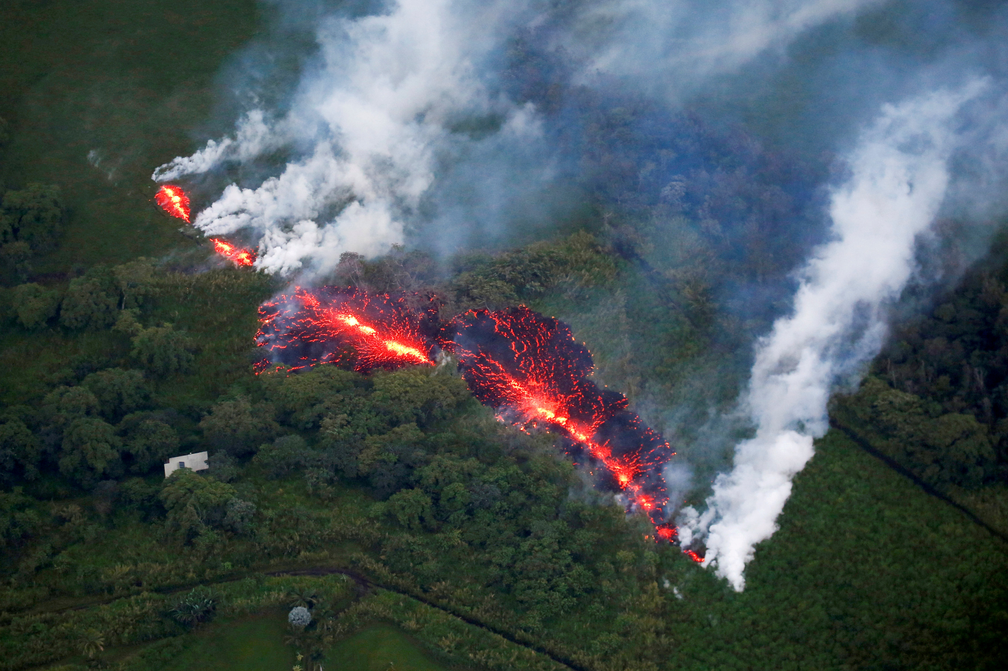 La lava emerge de una fisura al este de la subdivisión de Leilani Estates durante las erupciones del volcán Kilauea en Hawaii, Estados Unidos, el 13 de mayo de 2018 (REUTERS/Terray Sylvester)