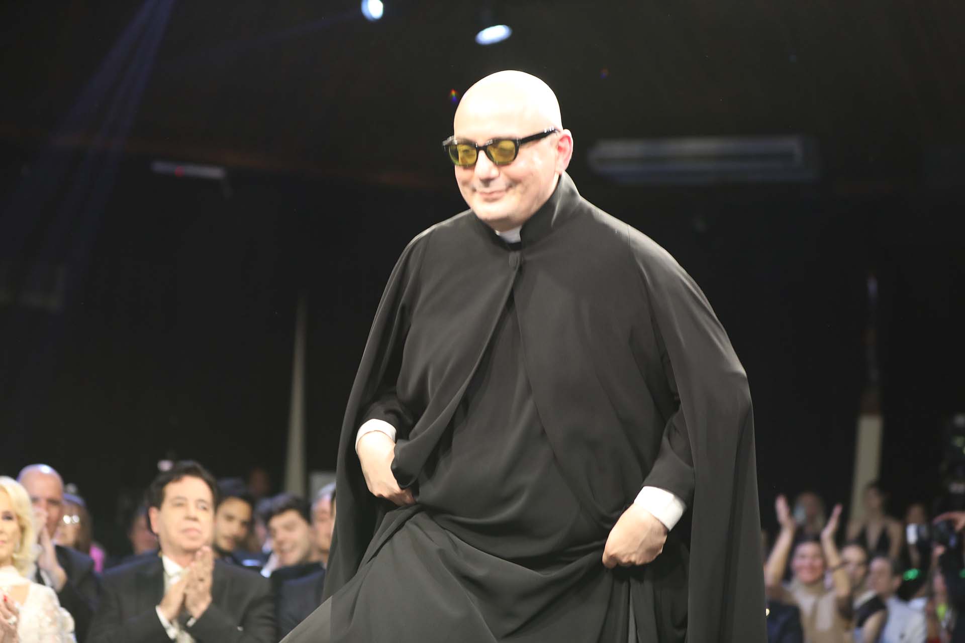 Pablo Ramírez -con un look sacerdotal- se llevó el premio como Mejor Diseñador de Alta Costura en una terna que compitió con Javier Saiach, Fabián Zitta, Gabriel Lage, Marcelo Giacobbe y Claudio Cosano