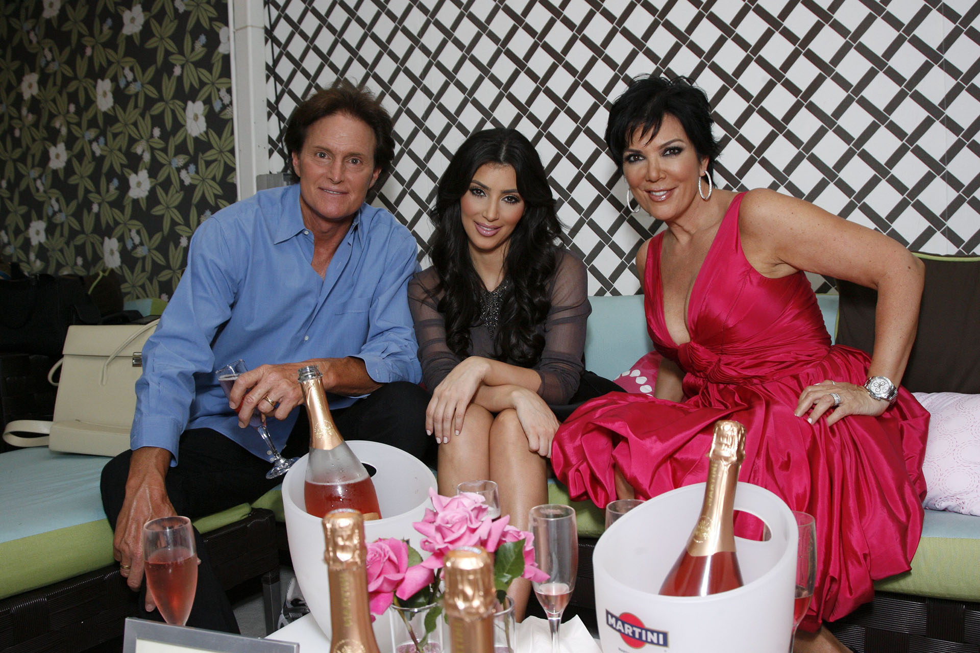 Caitlyn cuando aun era Bruce, junto a Kim Kardashian y su tercera esposa, Kirs (Shutterstock)