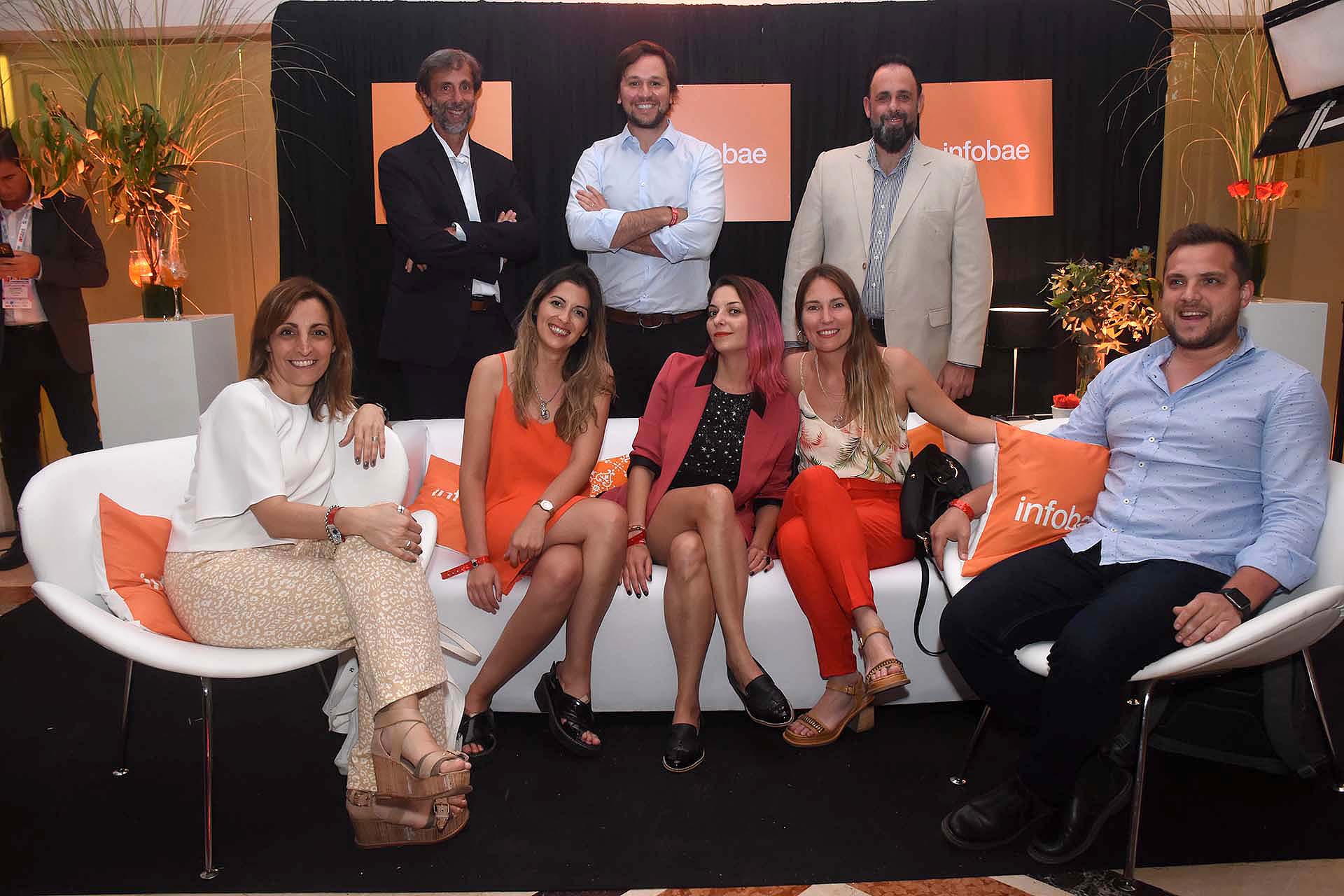 El equipo de Oracle en el living de Infobae, Augusto Fabozzi MD, Mariano Battistoti HR Country Manager, Cristina Lorenzo consultoria Federico de Armas consultoria, Gabriel Mendez Innovation, Danila Porcelatto ciudadania corporativa, Alvaro Venini ventas, Martin BuonoGen-o, Alfonsina Alegre , HR, Nadia Stanevicius, HR