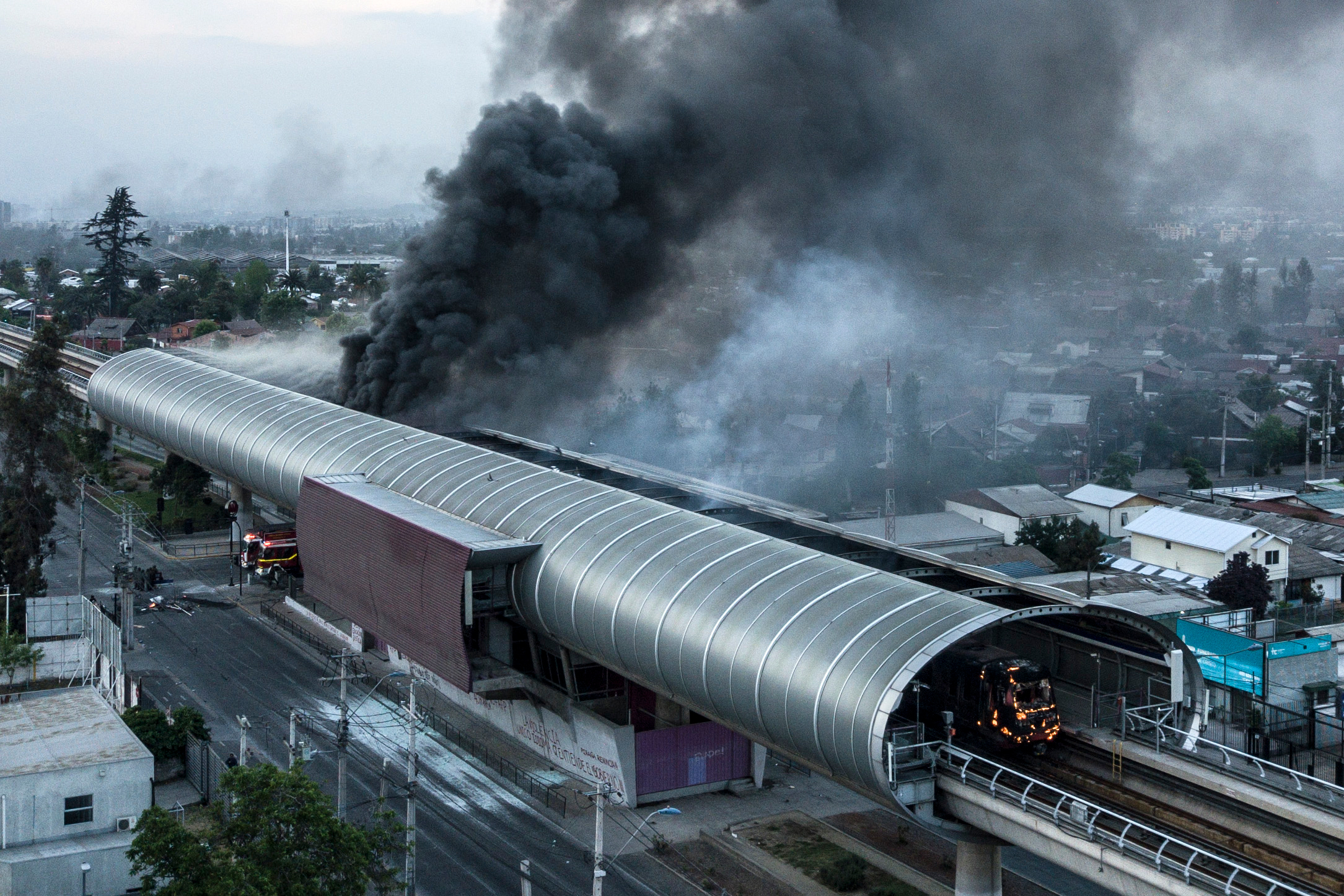 Vista aérea del humo de los incendios en la red de transporte
