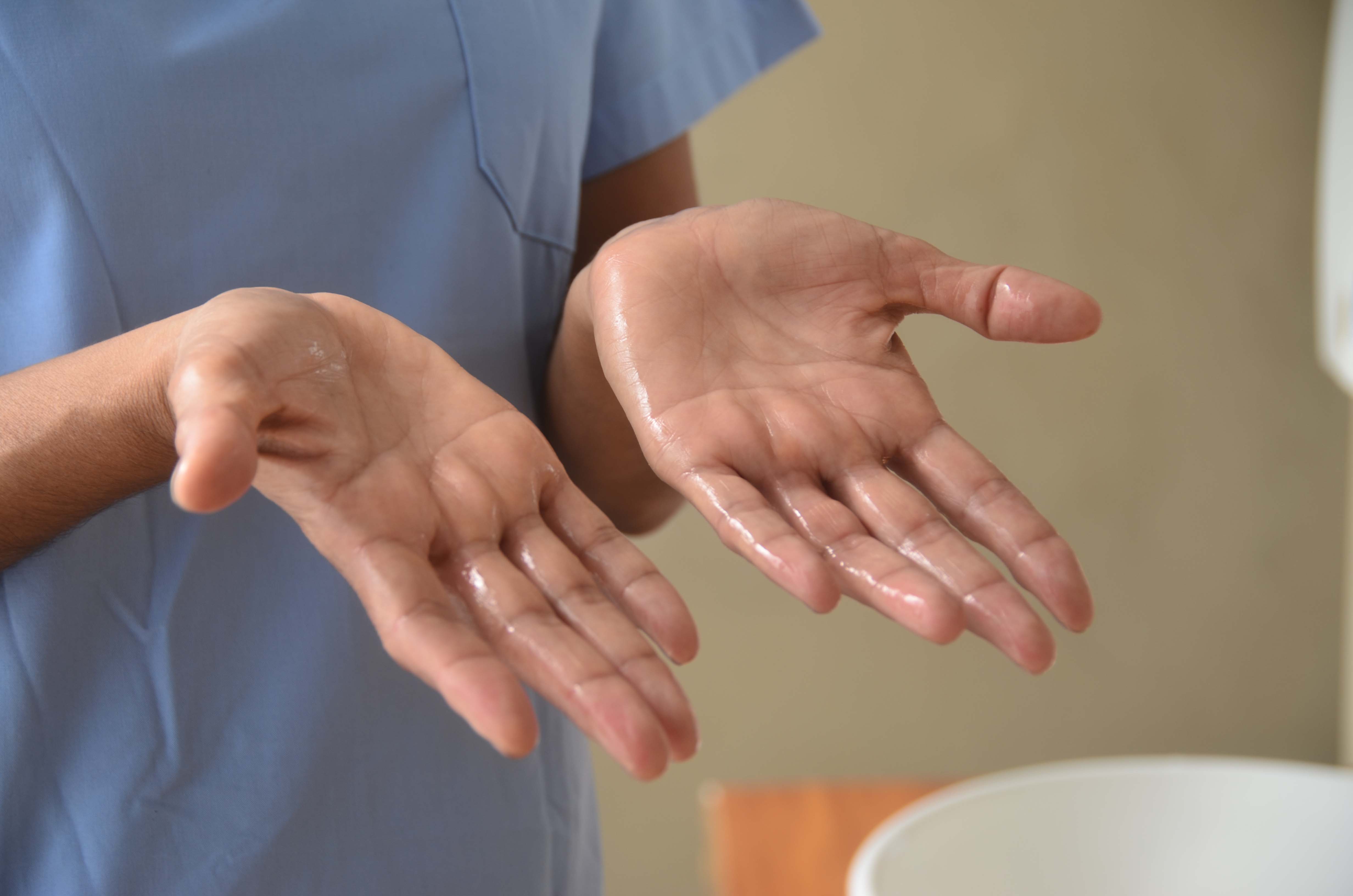 El barbijo solo no protege, pero en combinación con el lavado de manos y la distancia social podría ayudar a reducir la transmisión del coronavirus (Matias Arbotto)