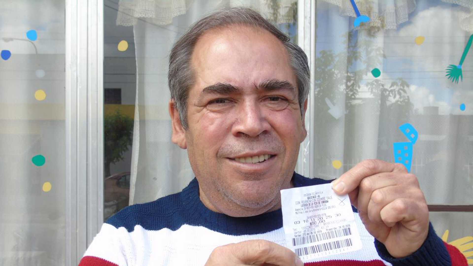 Eduardo Martí, junto a la boleta ganadora, en octubre del 2019 (Gentileza Traslasierra Noticias)