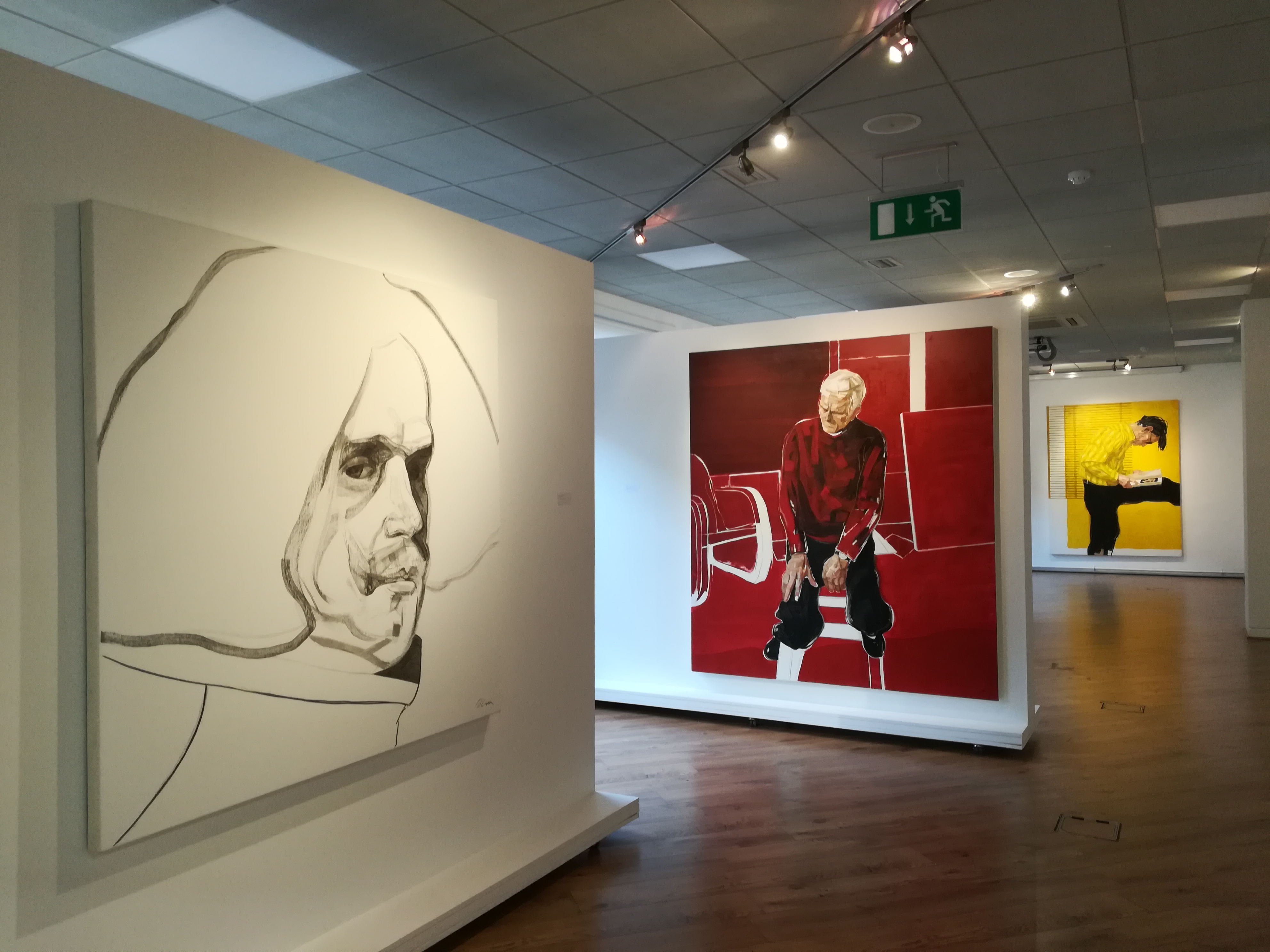 Tres de las obras de Fernando O'Connor: Diego Velázquez en primer plano, retrato de R.B. Kitaj y al fondo El lector