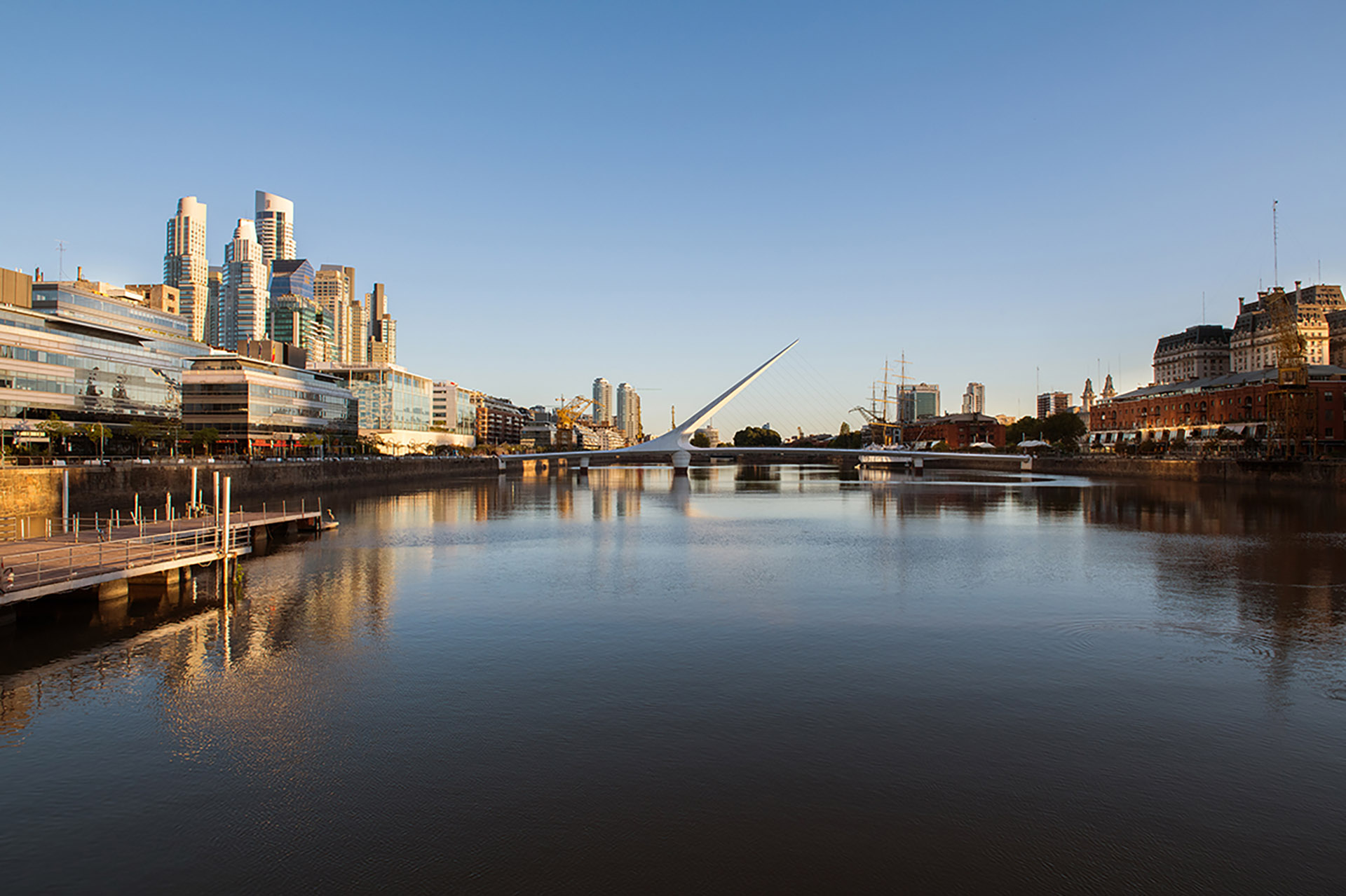 El Puente de la Mujer, ubicado en el dique 3 de Puerto Madero
