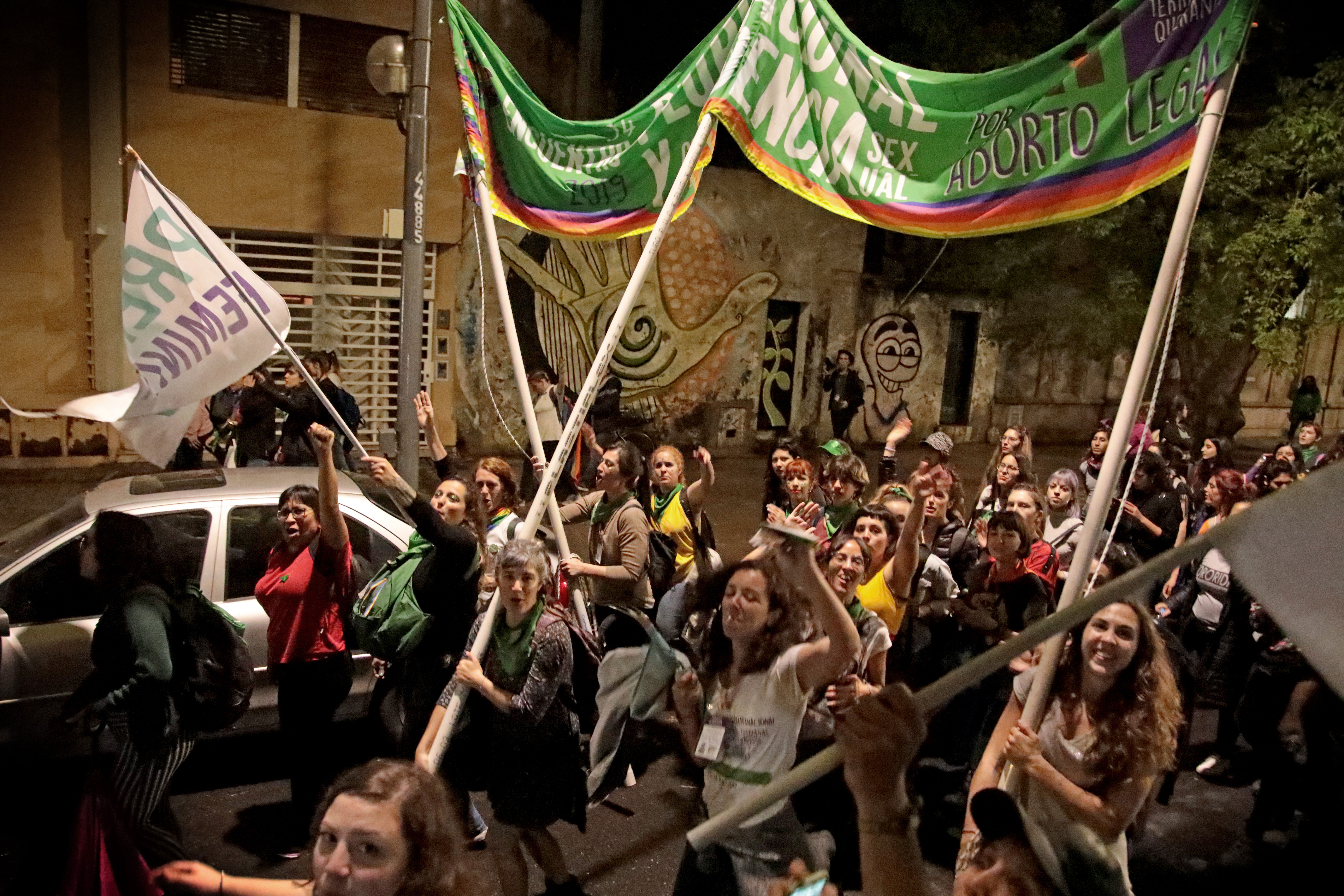 Niñas, adolescentes, mujeres, lesbianas, travestis, trans, intersexuales y originarias con pancartas, pidieron para que terminen los travesticidios y la violencia machista