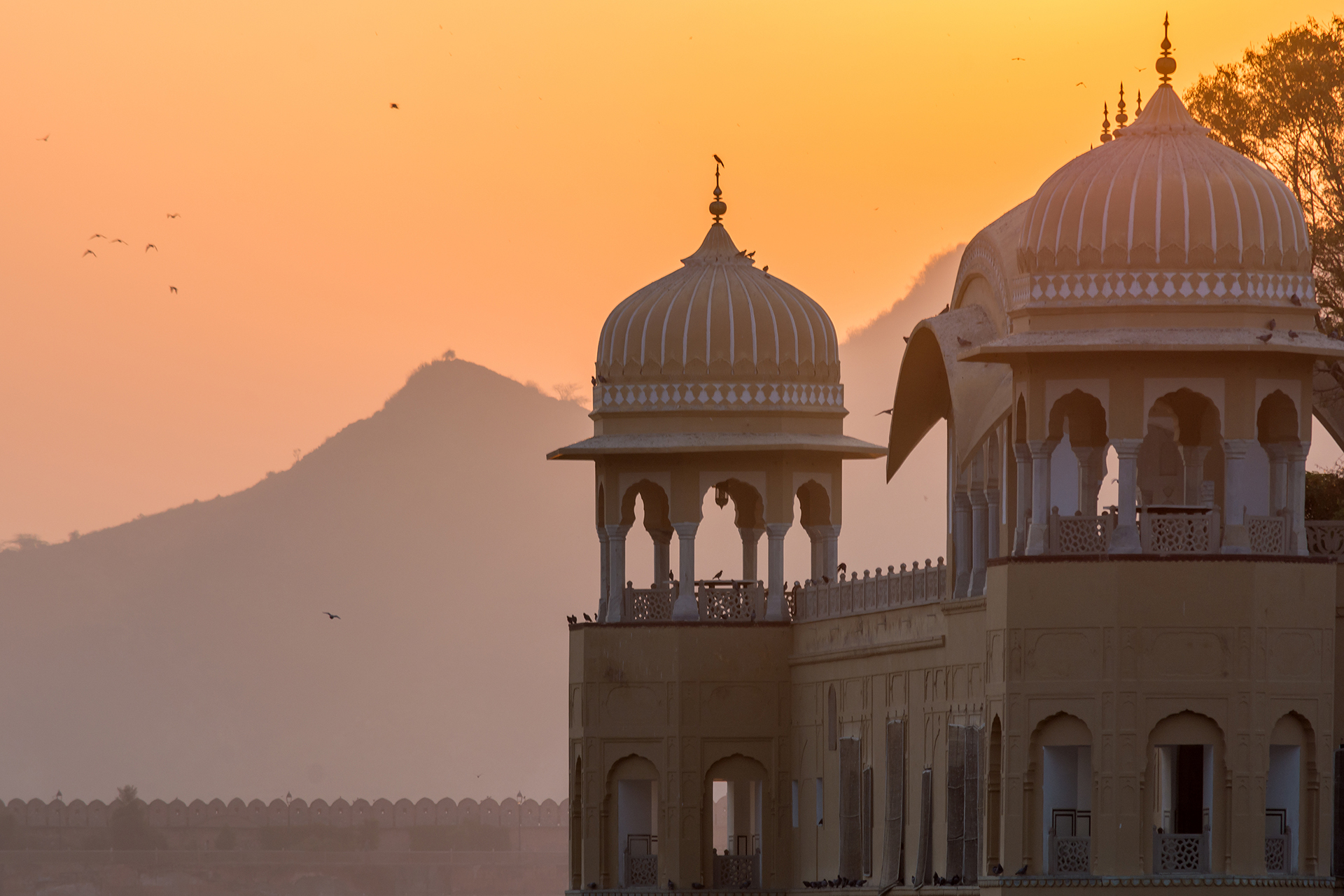 Jal Mahal es una inusual estructura. No es exactamente un palacio, ya que no hay cuartos habitables para quedarse. Lo que tiene es una terraza jardín en la que el maharajá daba agradables paseos