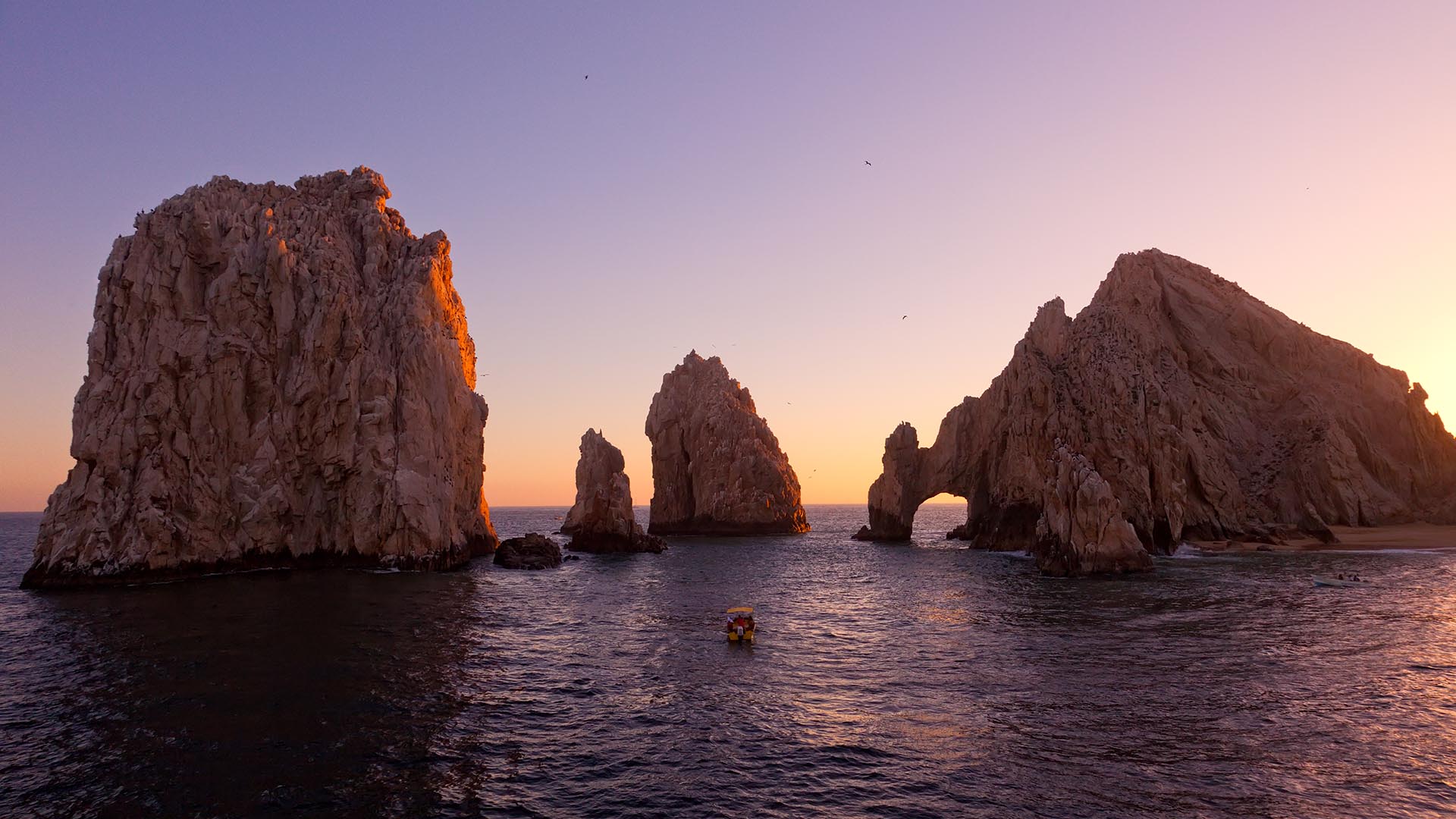 Los Cabos ha estado girando lentamente desde su larga reputación como destino de vacaciones de primavera hacia un público más sofisticado. Y la plétora de nuevos hoteles de lujo que se han abierto recientemente en la punta de la Península de Baja California de 1.600 km de largo es ejemplo de ello: la Reserva Ritz-Carlton debutó en México con Zadun y el Waldorf Astoria con su Pedregal Los Cabos, mientras que la cadena Nobu de Robert de Niro también se inauguró recientemente