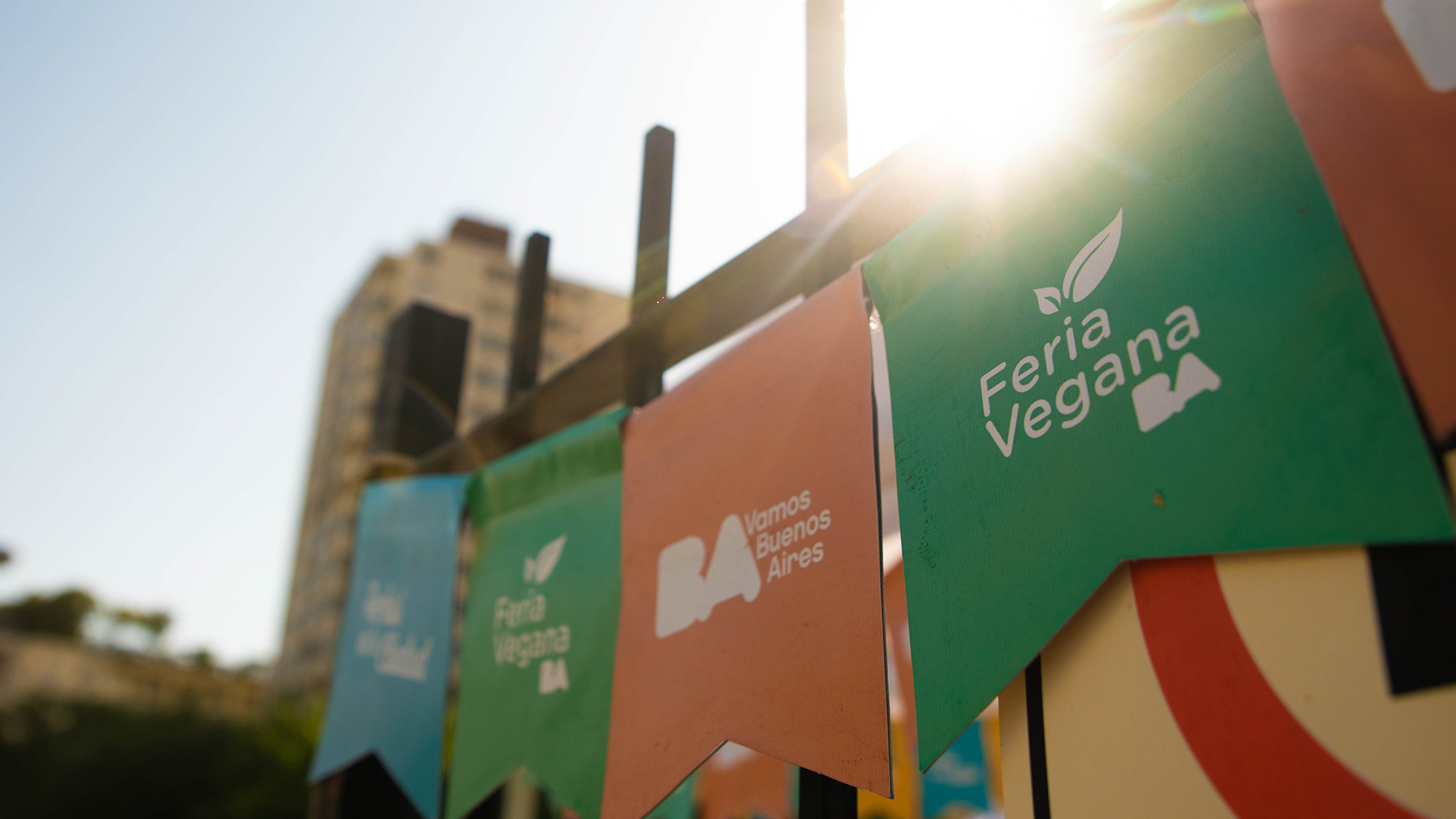 La Feria Vegana comenzó a realizarse en julio de 2019 y en ese mismo año se realizaron 8 ediciones que movilizaron a 45 mil personas