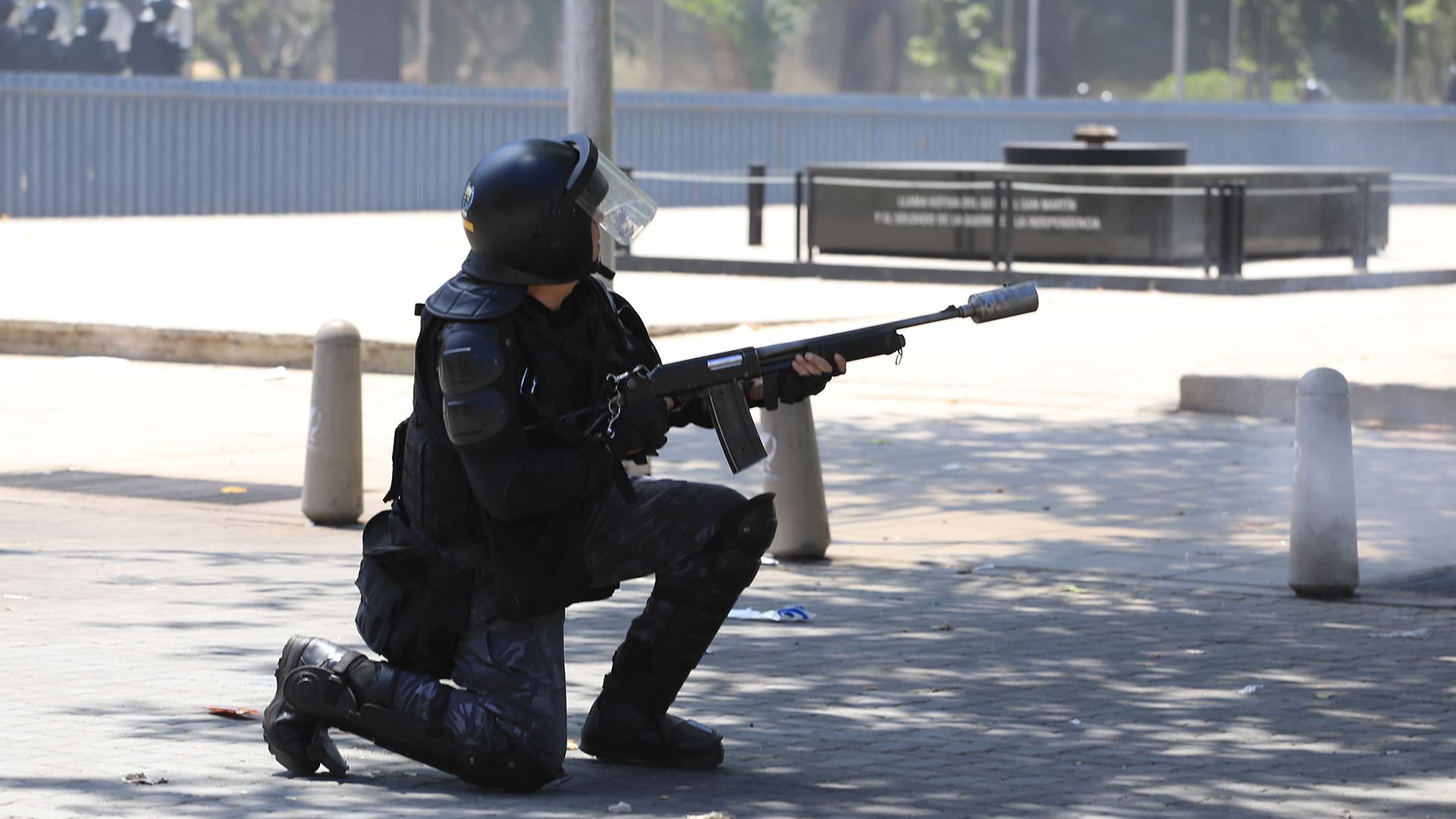 Los policías intentaron contener y disipar con gases a los manifestantes.