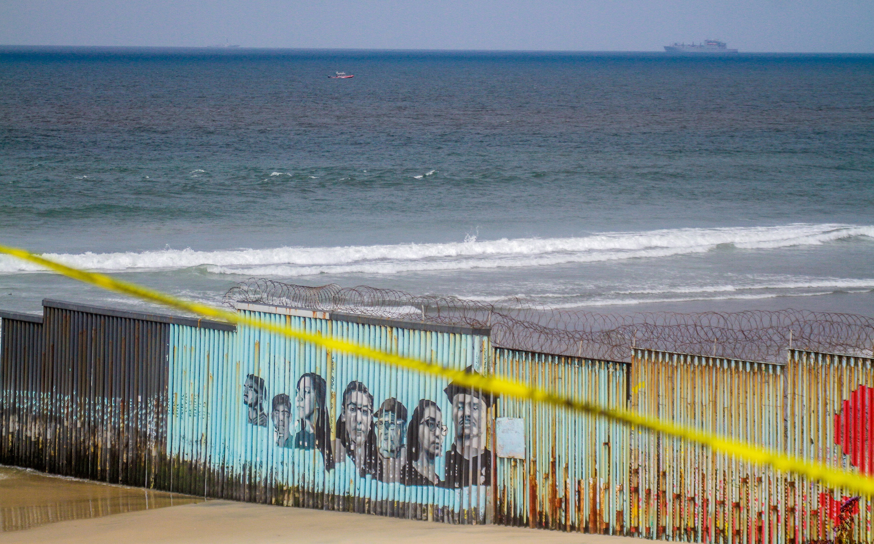 Playas sin turismo en el muro fronterizo en la ciudad de Tijuana, en el estado de Baja California (Foto: EFE/ Joebeth Terriquez)