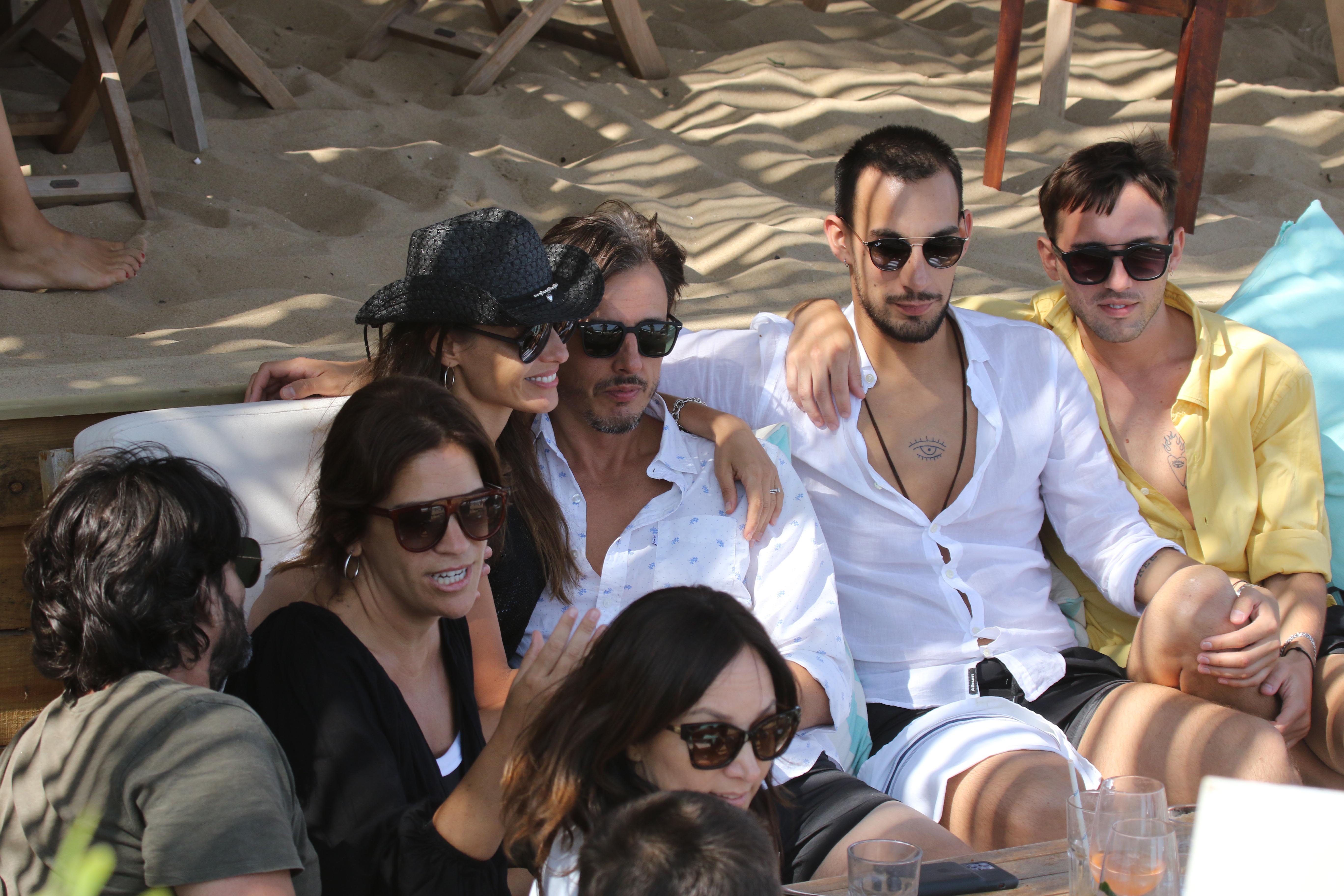 Pampita y su marido disfrutaron de un día con amigos en la playa (Fotos: GM Press)