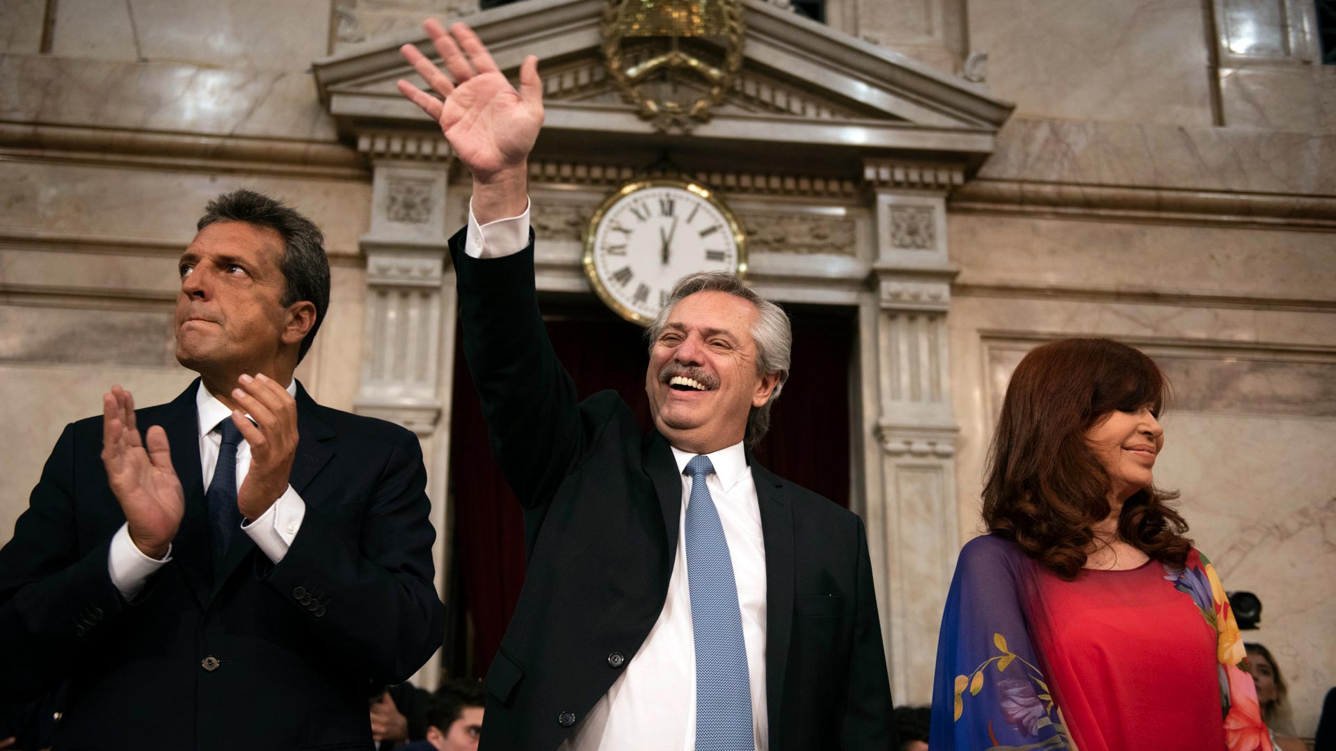 Alberto Fernández llegó al Congreso para abrir las sesiones ordinarias del Congreso. Se trasladó en un Toyota Corolla gris desde el helipuerto de la Casa Rosada. La caravana circuló por Avenida de Mayo y el jefe de Estado y su esposa, Fabiola Yáñez, saludaron a los militantes que los acompañaron durante el camino
