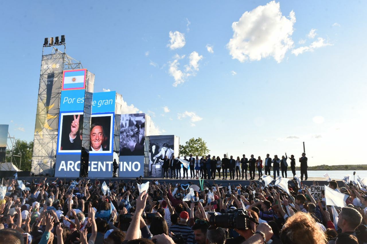 Luego del encuentro por el Día de la Lealtad, del que participaron referentes del peronismo, aseguró: "Cristina y yo somos lo mismo".