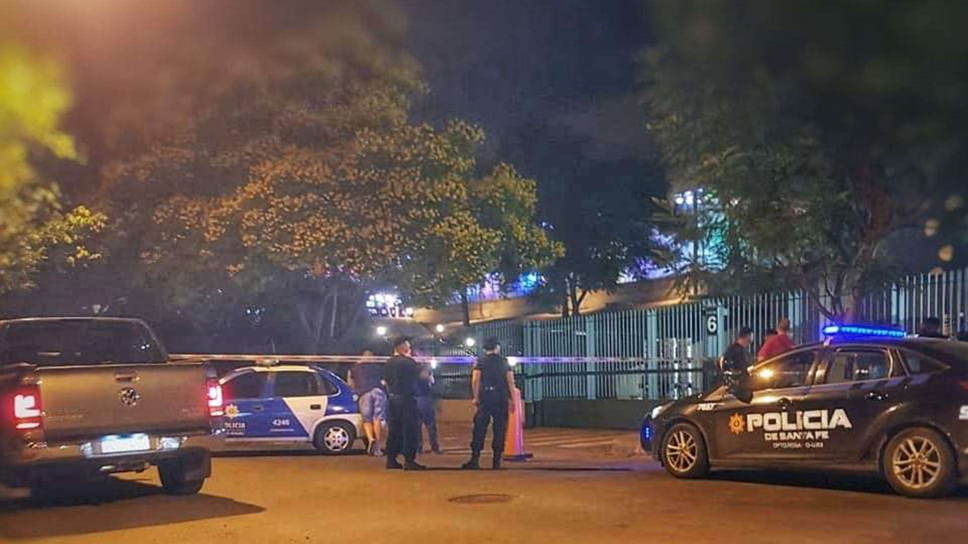 La Policía de Santa Fe, el último domingo, en la parte trasera del casino de Rosario, pegado al barrio Las Flores, dominado por la banda "Los monos"