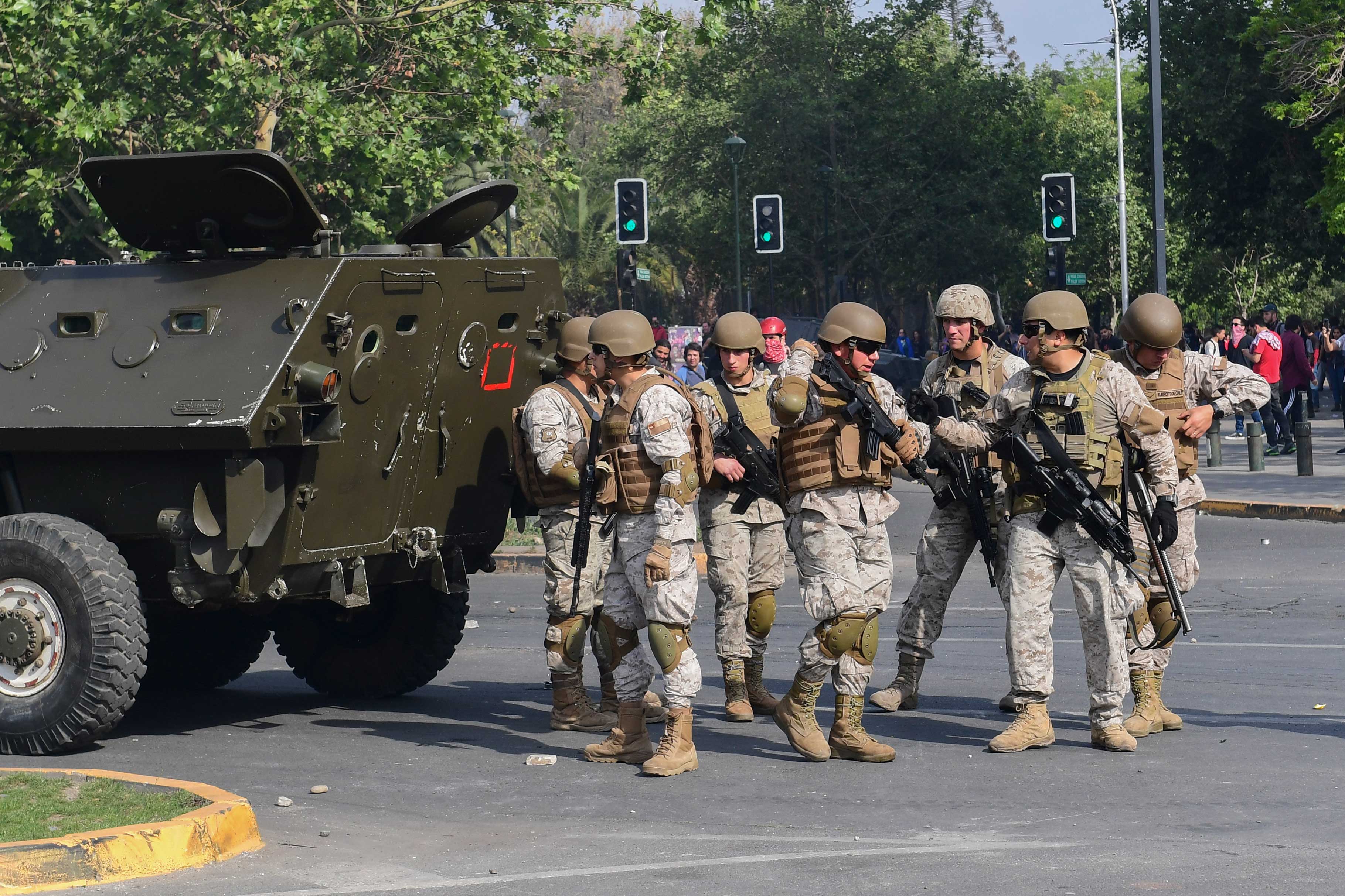 El militar designado al mando de la seguridad de la capital chilena desplegó a 500 militares para controlar los 16 ejes más importantes de la ciudad y patrullar las zonas conflictivas