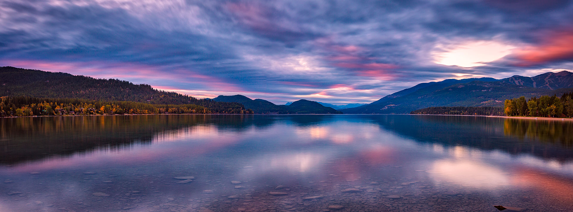 Aquellos que buscan sumergirse en la naturaleza querrán visitar Whitefish, Montana. Dependiendo de la temporada, esta ciudad turística en las Montañas Rocosas ofrece excelentes actividades de esquí o senderismo, e impresionantes vistas de las montañas durante todo el año